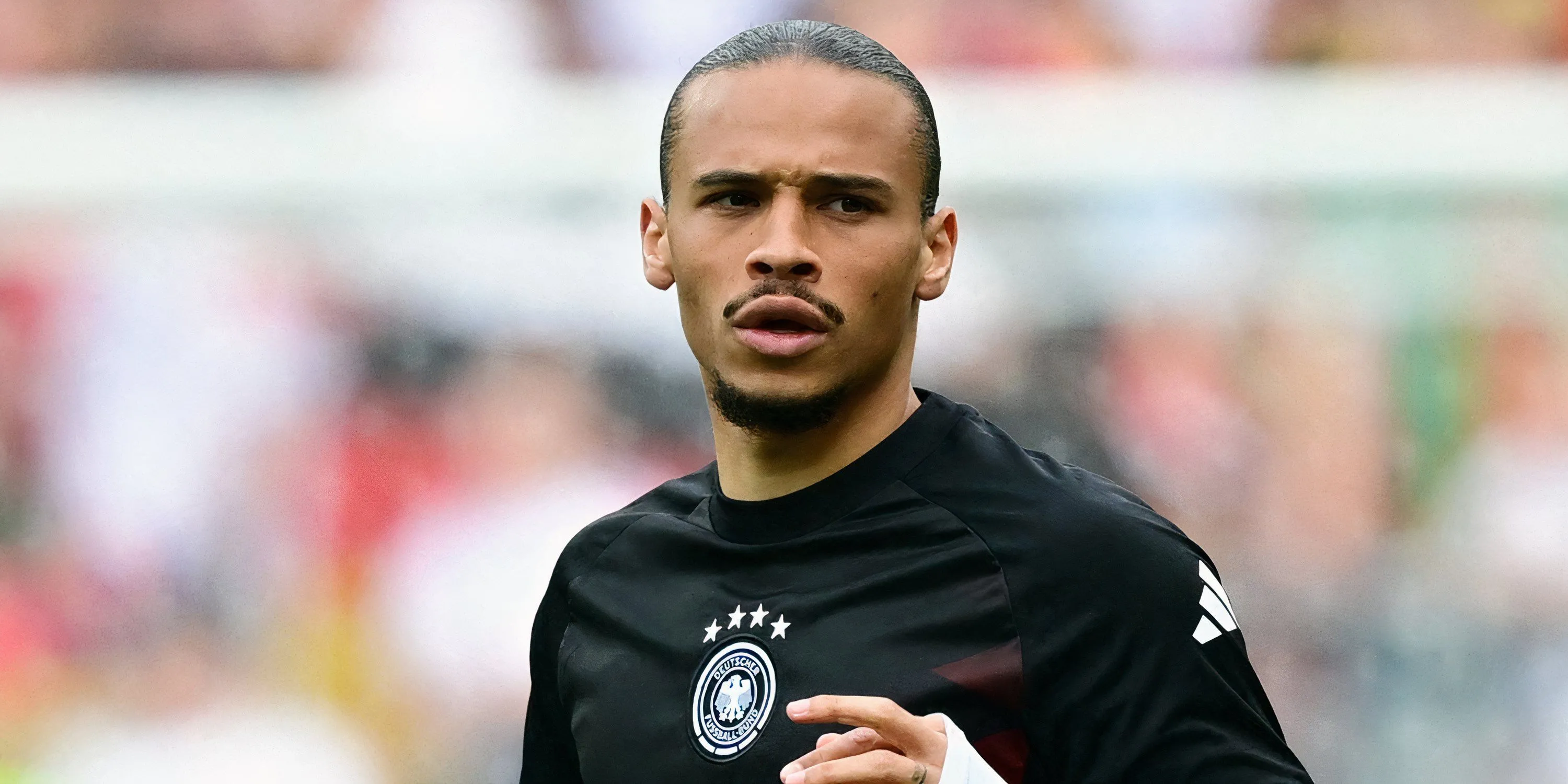Tiền vệ cánh người Đức Leroy Sane khởi động trước trận đấu