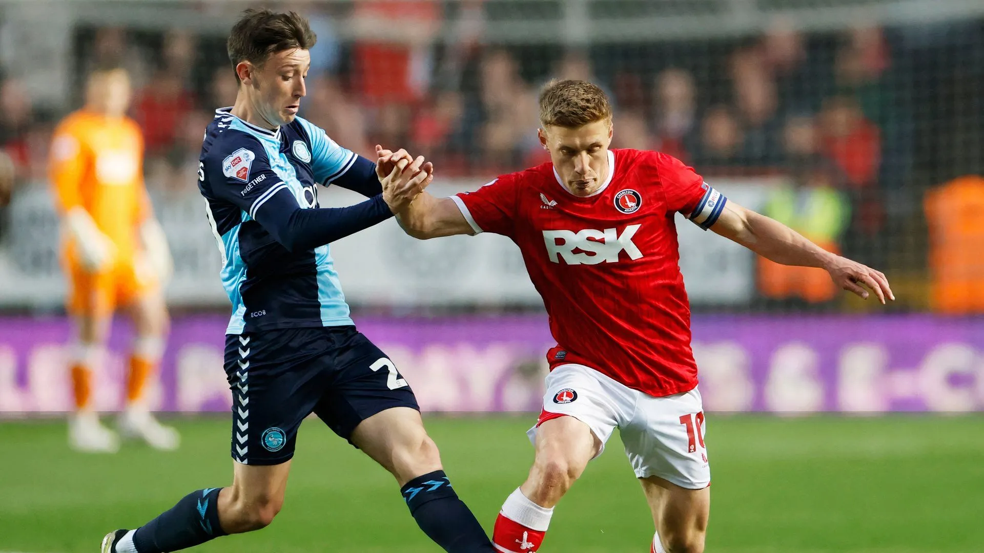Tiền vệ trẻ Cameron Humphreys trong màu áo Wycombe Wanderers