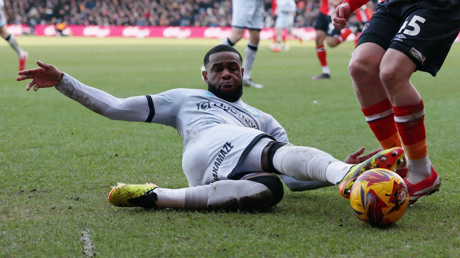 Trung vệ Japhet Tanganga trong màu áo Millwall tại Championship