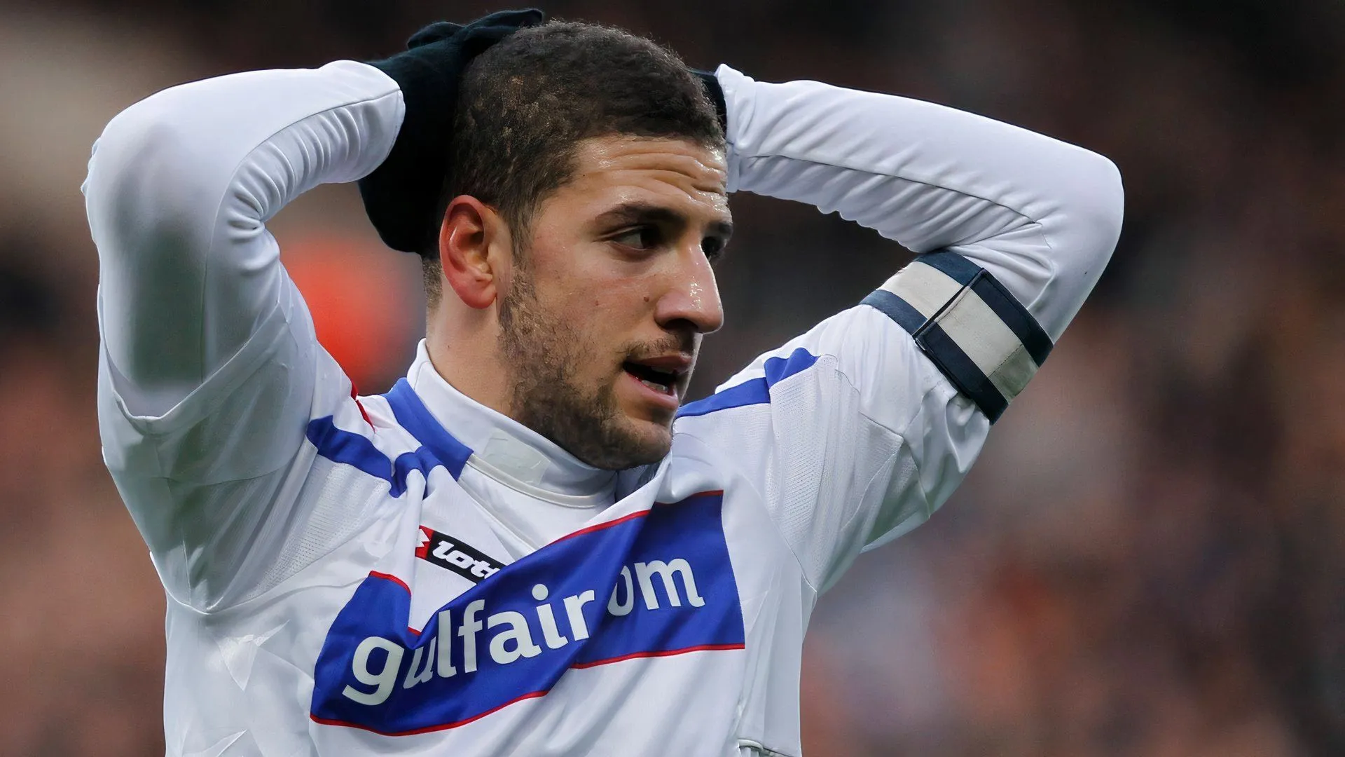 Adel Taarabt của QPR với quả bóng, biểu cảm tập trung cao độ trong pha đi bóng quyết định