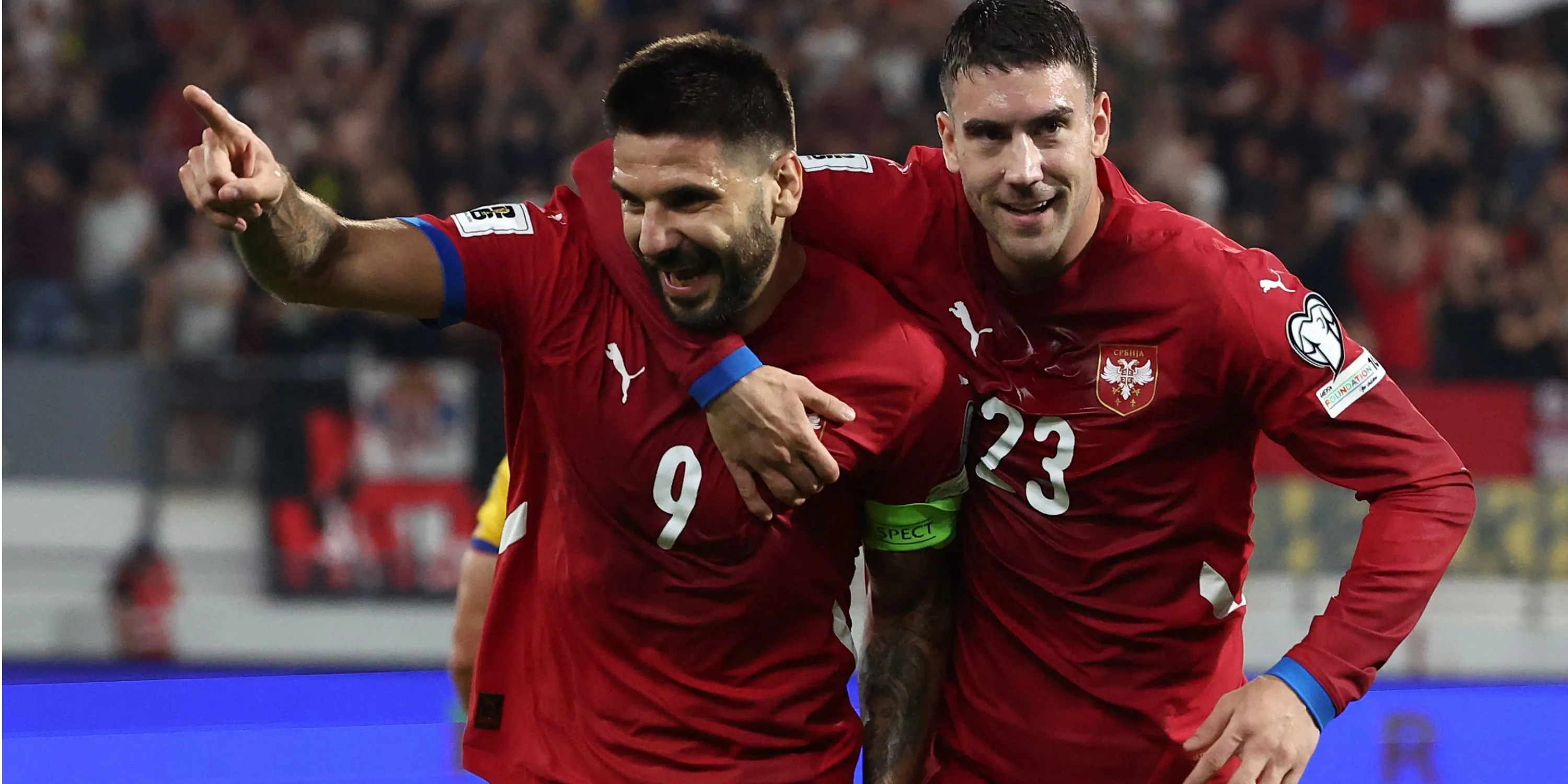 Aleksandar Mitrovic trong màu áo đội tuyển Serbia, thể hiện sự mạnh mẽ và quyết tâm