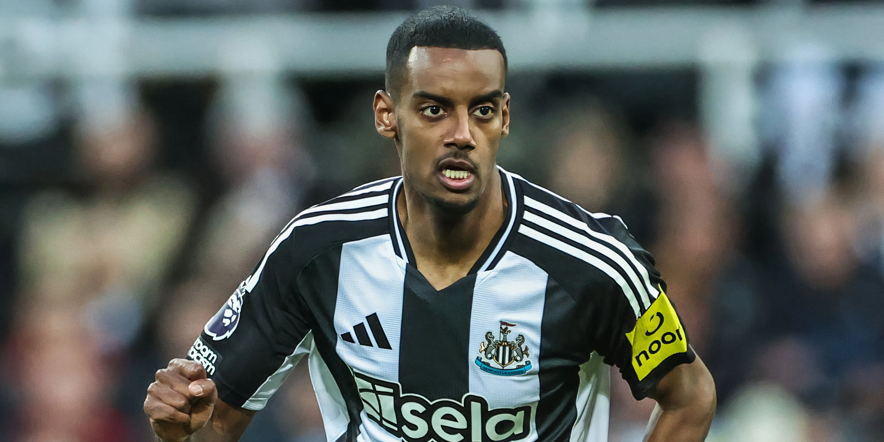 Alexander Isak trong màu áo Newcastle United thi đấu trên sân