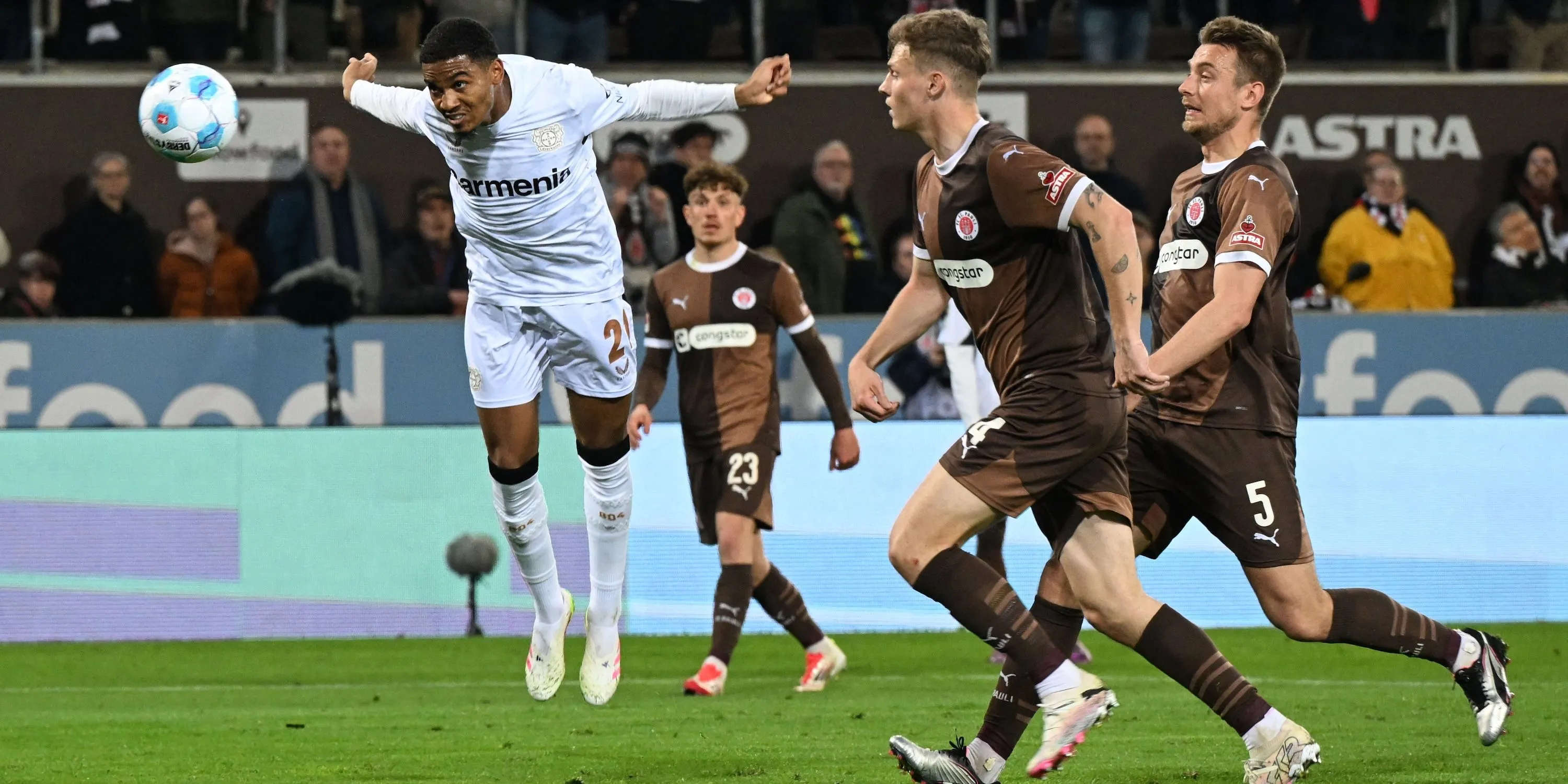 Amine Adli trong màu áo Bayer Leverkusen, mục tiêu chuyển nhượng của Wolves
