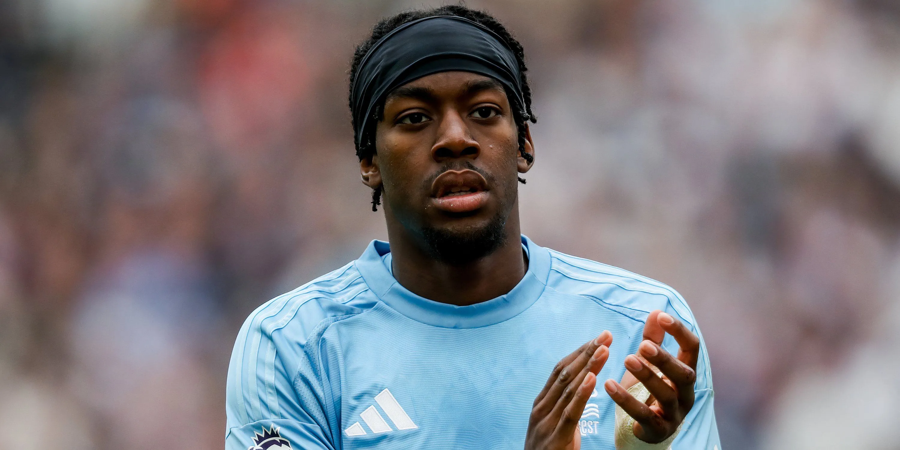 Anthony Elanga, cầu thủ sắp gia nhập Newcastle, vỗ tay tri ân người hâm mộ Nottingham Forest