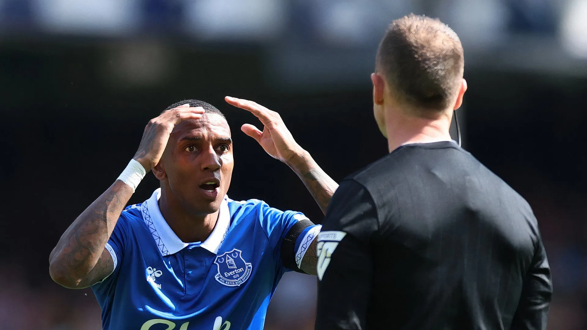Ashley Young trong màu áo Everton, minh chứng cho kinh nghiệm và sự bền bỉ đáng kinh ngạc của lão tướng.