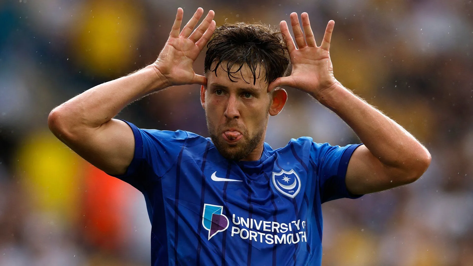 Callum Lang ăn mừng bàn thắng, thể hiện khát khao khẳng định mình trong màu áo Portsmouth tại Championship
