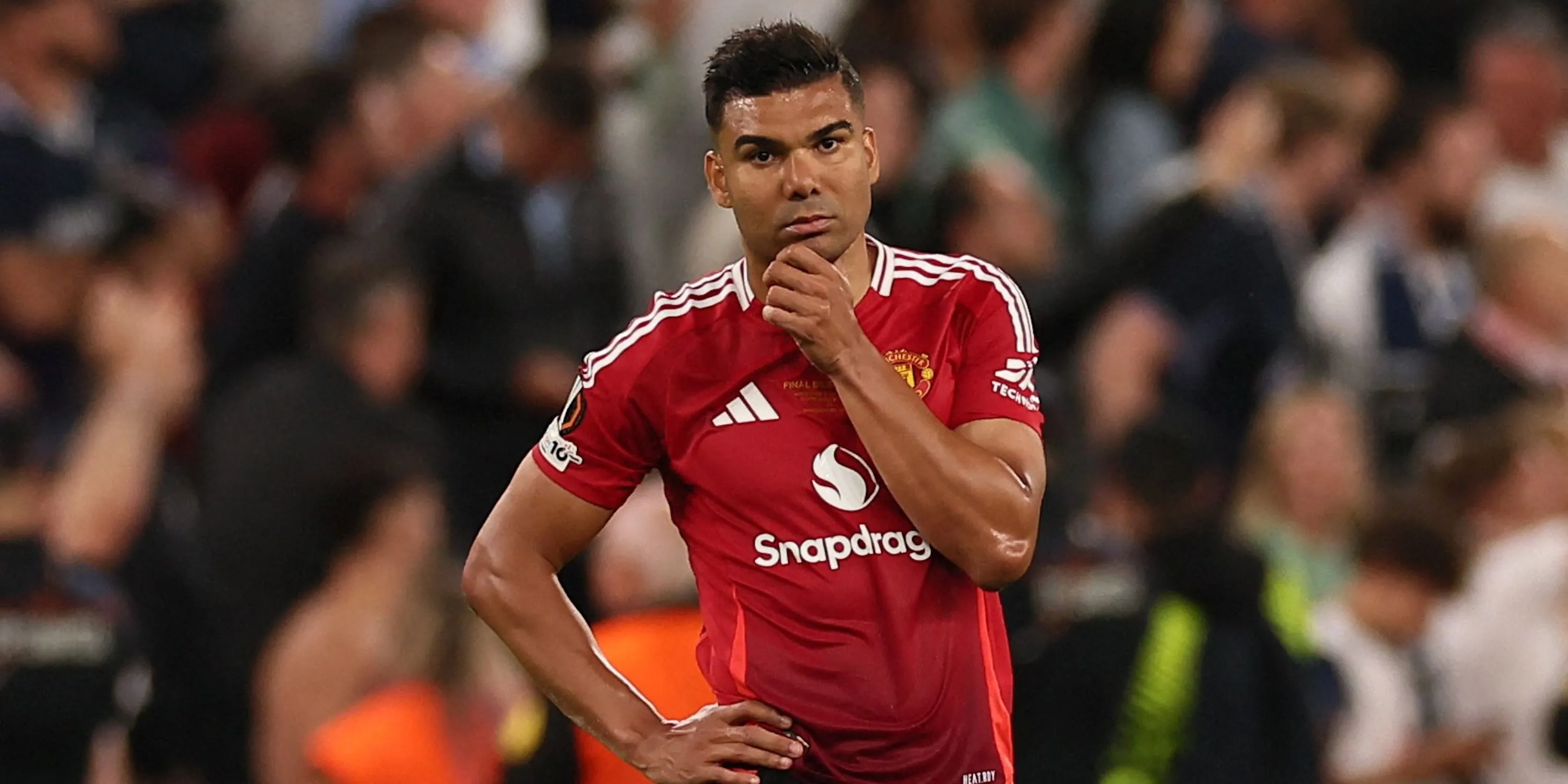 Casemiro của Manchester United với vẻ mặt thất vọng sau trận đấu, hình ảnh phản ánh phong độ sa sút của tiền vệ này.