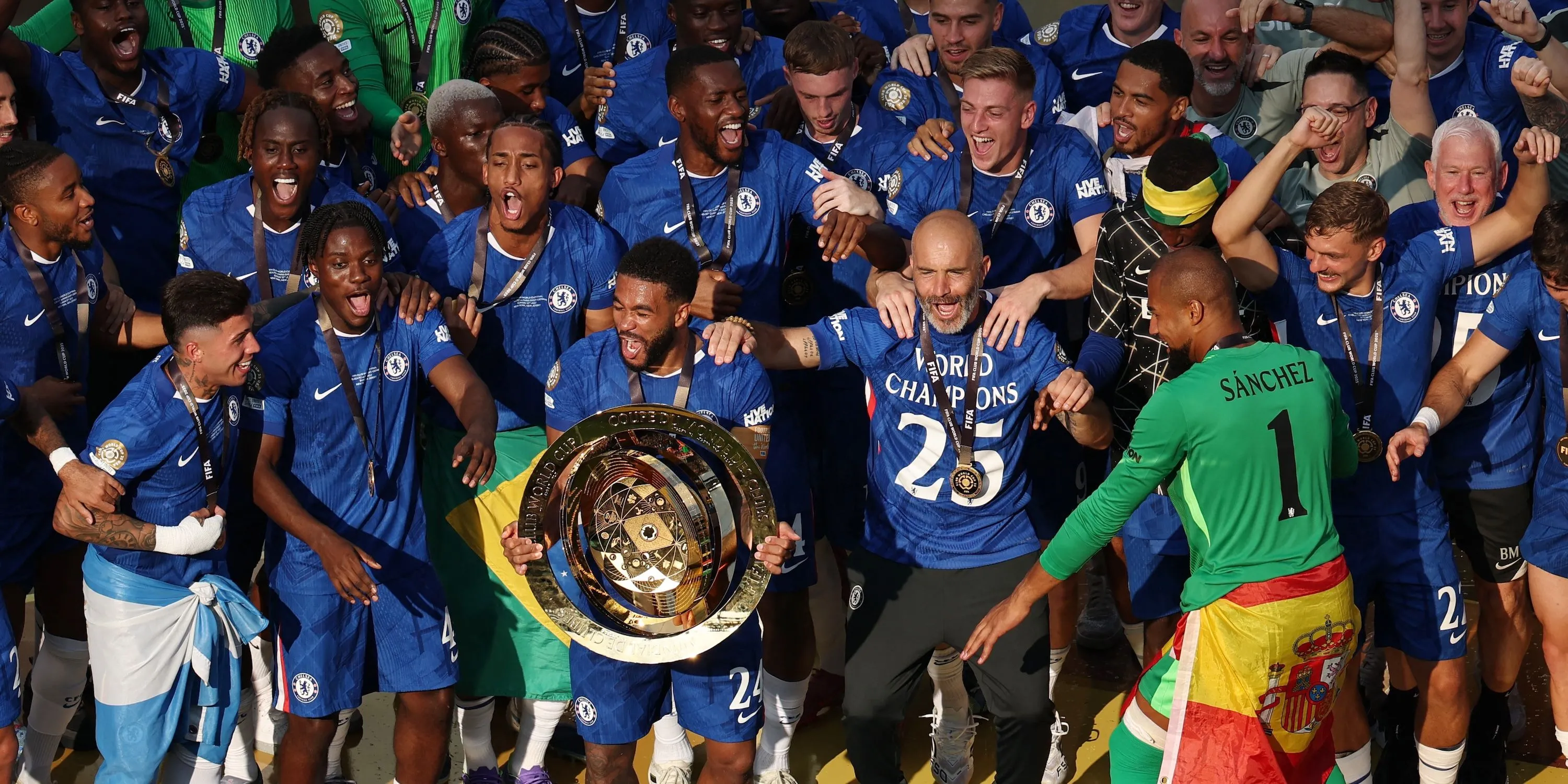 Cầu thủ Chelsea ăn mừng bàn thắng, thể hiện tinh thần đoàn kết và khát vọng chiến thắng.
