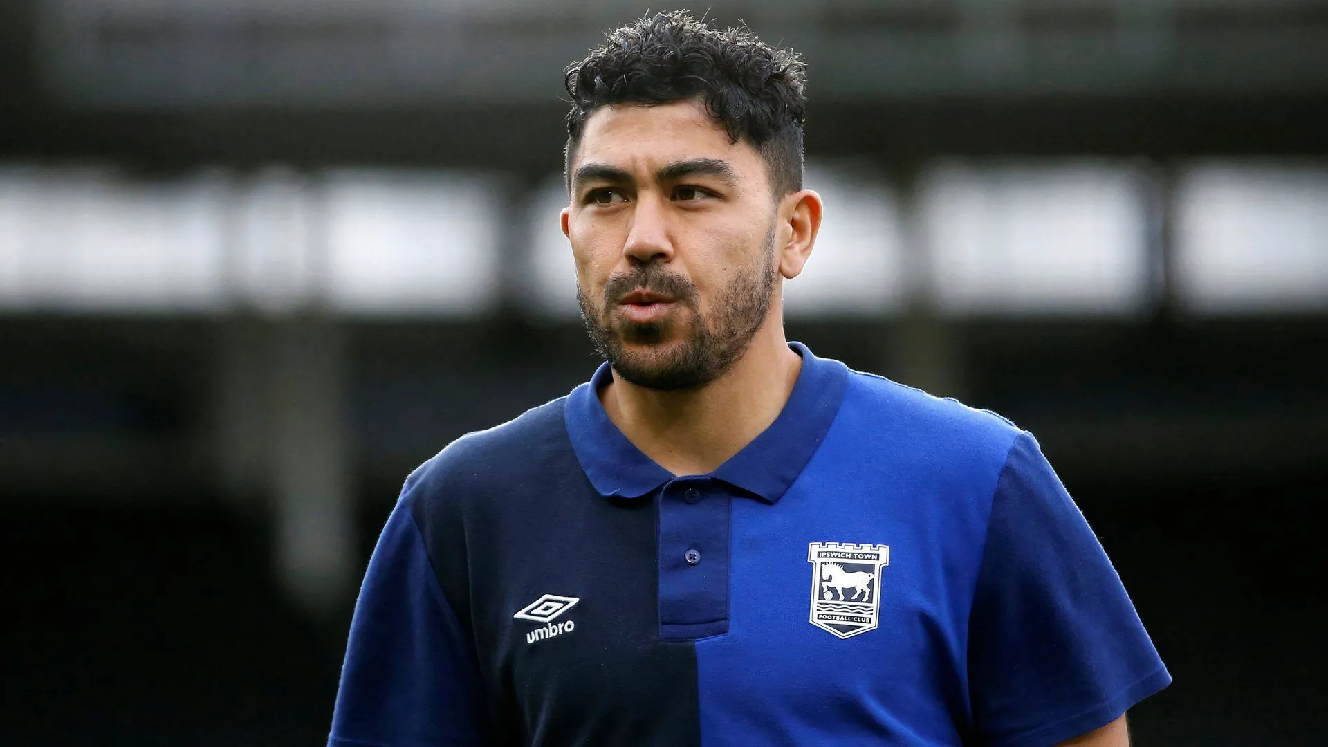 Cầu thủ Massimo Luongo trong màu áo Ipswich Town
