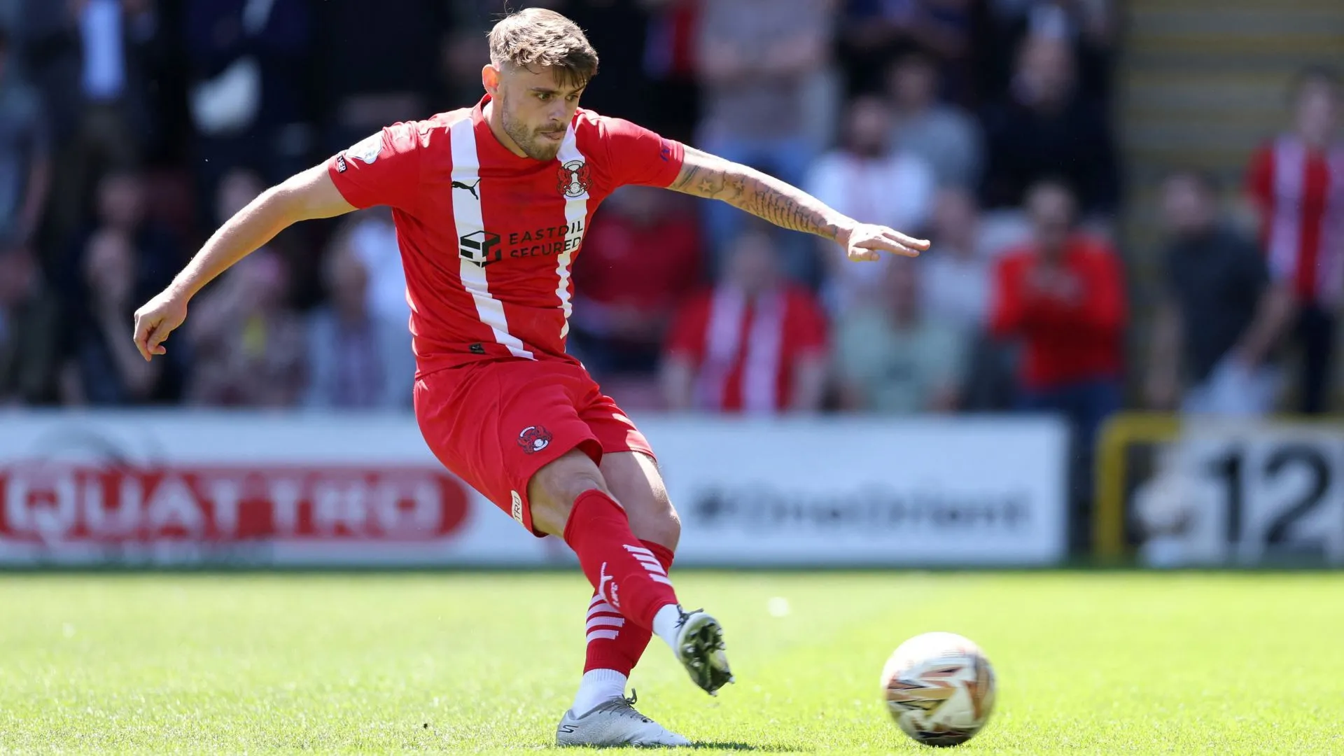 Charlie Kelman, tiền đạo đang lên của QPR, biểu tượng cho sự cạnh tranh khốc liệt trên hàng công.