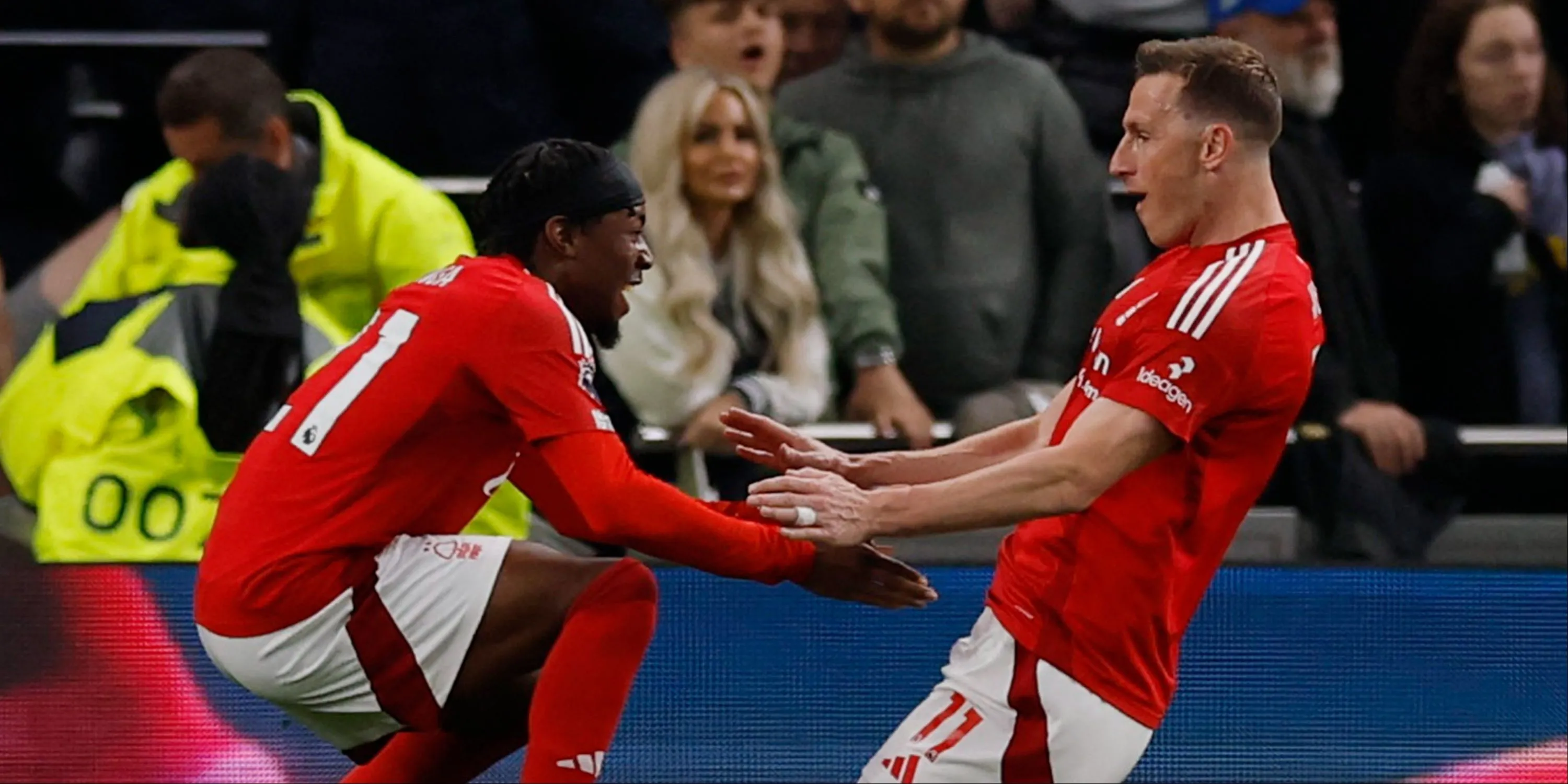 Chris Wood và Anthony Elanga phối hợp ăn ý trong màu áo Nottingham Forest, minh họa cho sự ăn ý trong lối chơi tấn công.
