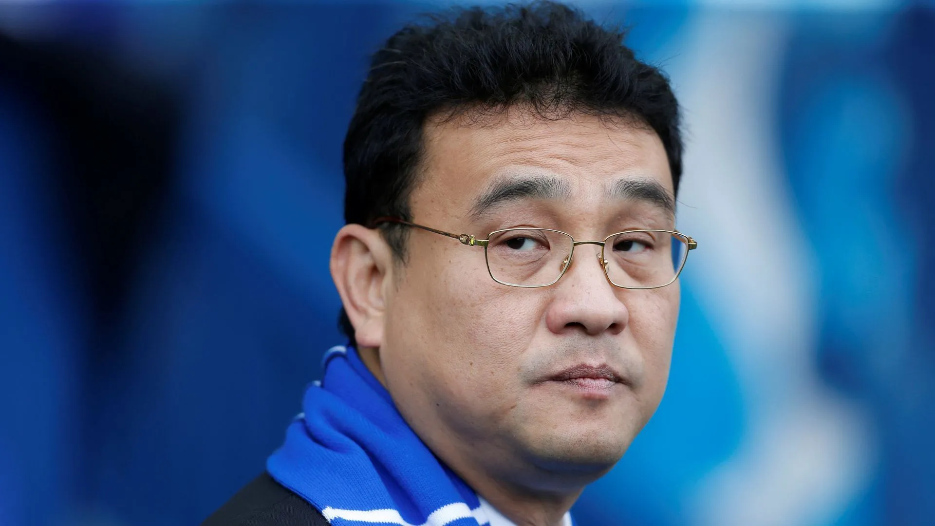 Chủ tịch Dejphon Chansiri của Sheffield Wednesday, người phải đối mặt với áp lực tài chính và các lệnh cấm chuyển nhượng từ EFL.