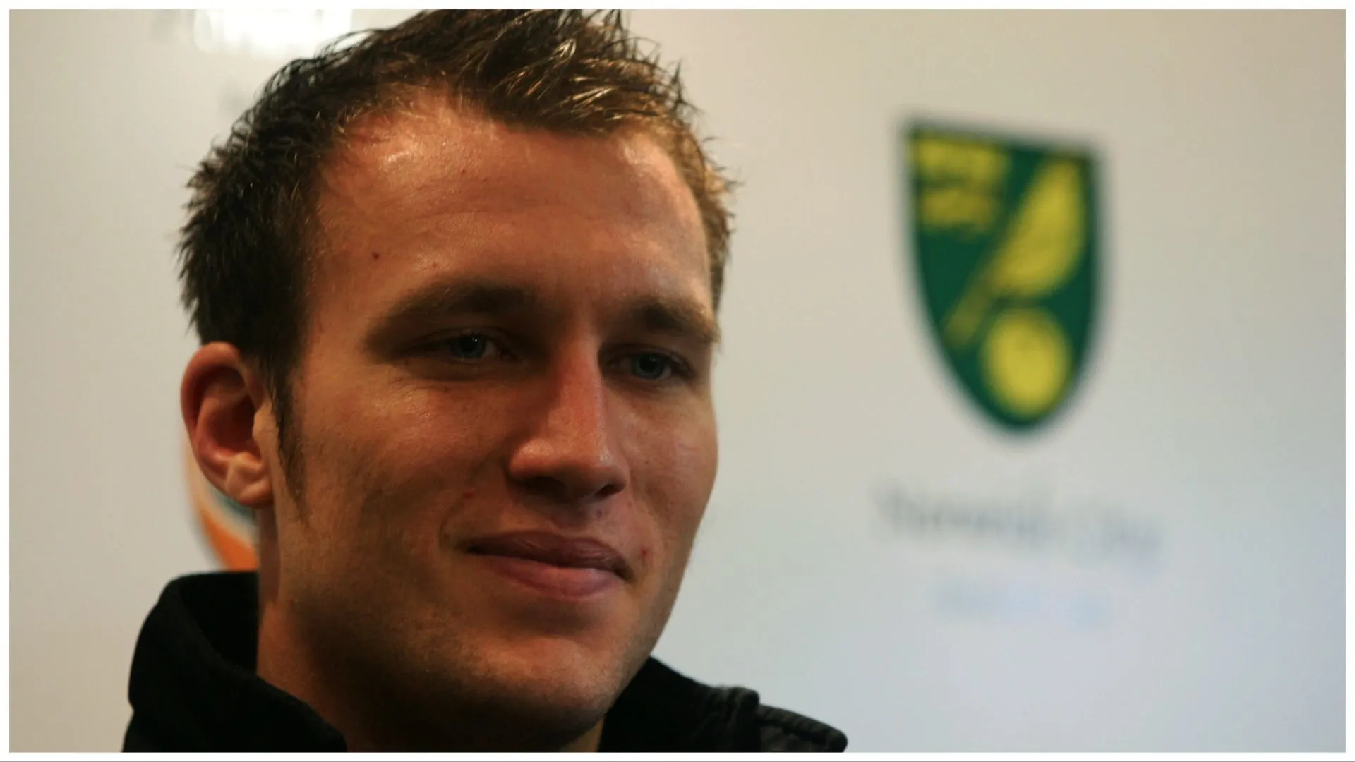 Dean Ashton trong màu áo Norwich City, thể hiện phong độ cao giúp anh chuyển đến Premier League.