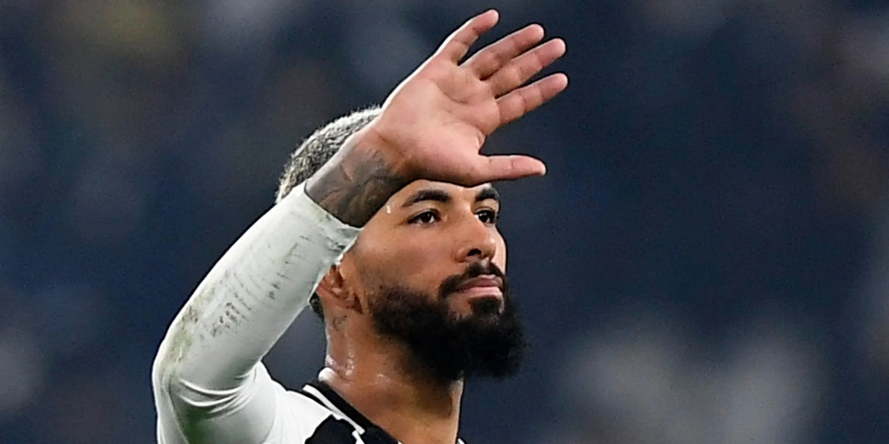 Douglas Luiz trong màu áo Juventus, cầu thủ tiền vệ đang được liên hệ chuyển đến Everton dưới thời HLV David Moyes.