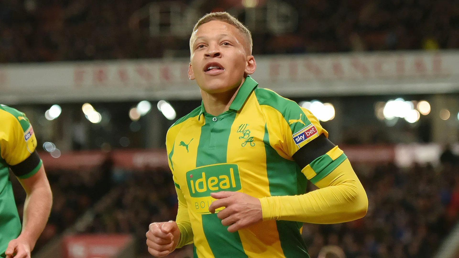 Dwight Gayle ăn mừng bàn thắng, thể hiện niềm vui và sự tự tin trên sân West Brom