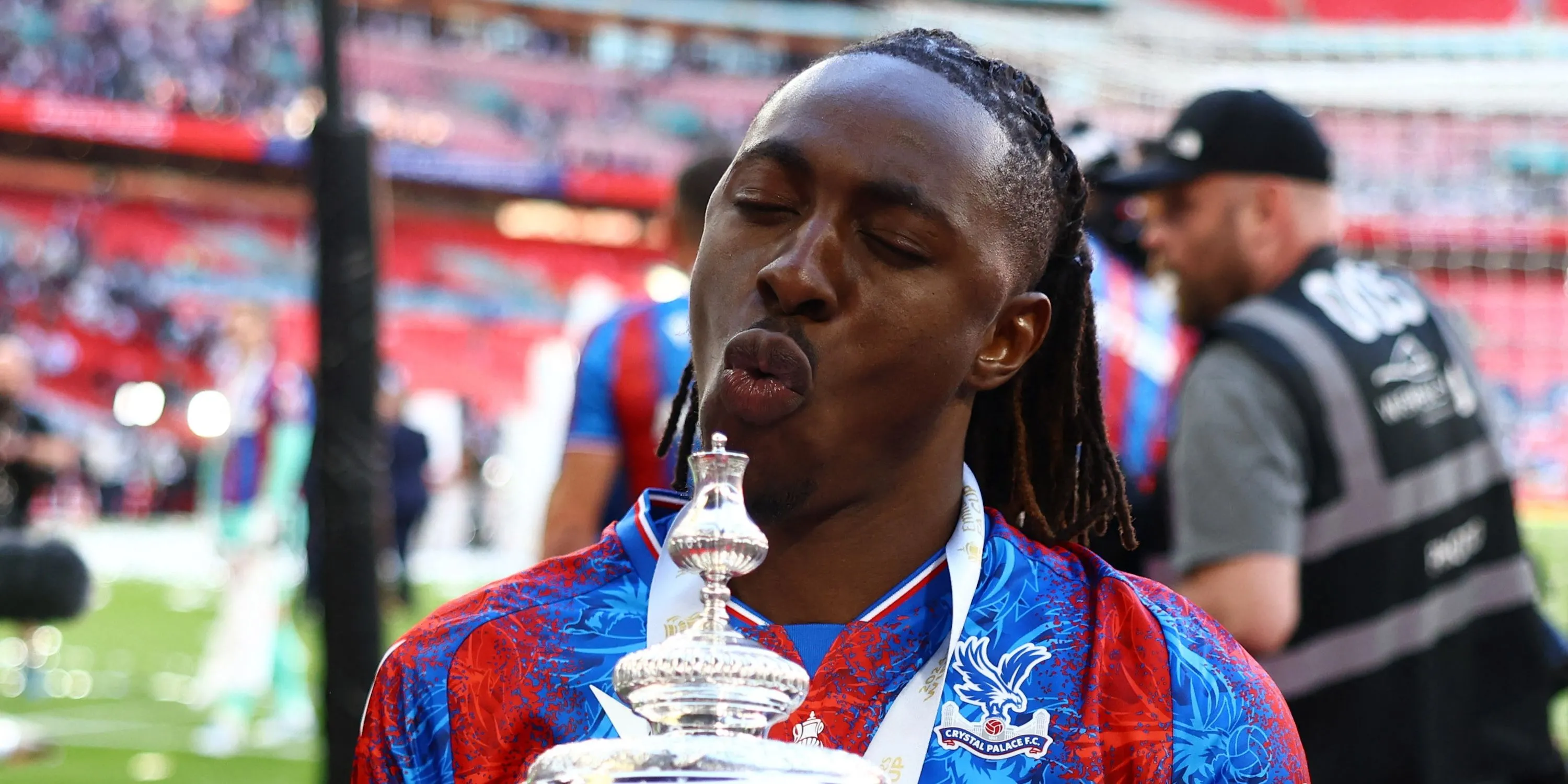 Eberechi Eze với tư thế ăn mừng chức vô địch FA Cup cùng Crystal Palace, thể hiện niềm vui và sự tự tin