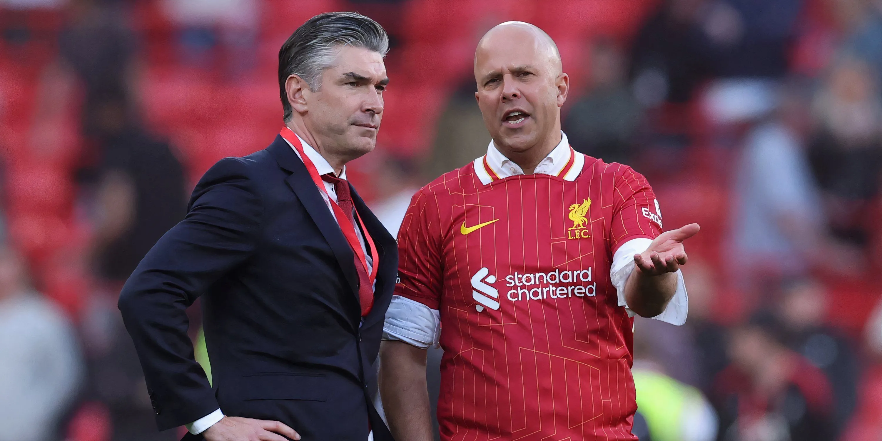 Giám đốc thể thao Richard Hughes và HLV Arne Slot của Liverpool thảo luận về chuyển nhượng mùa hè
