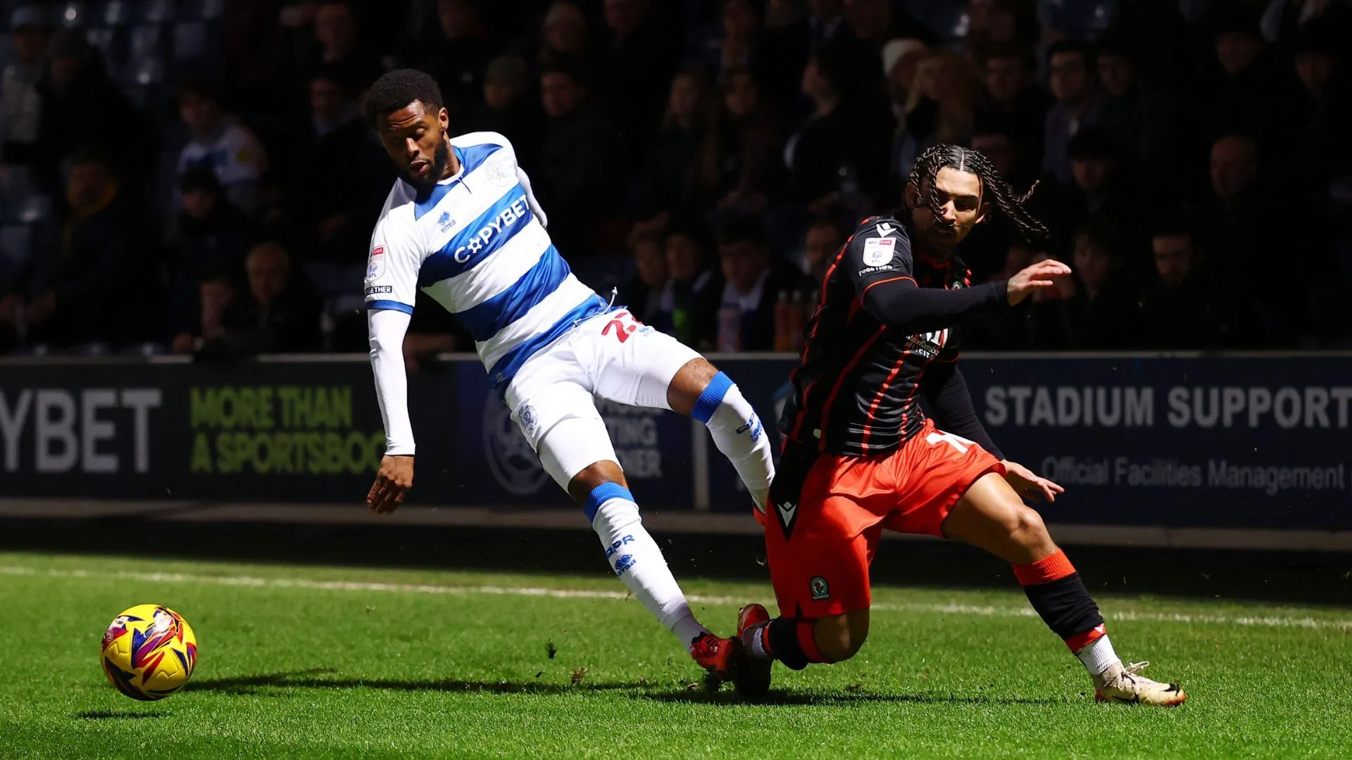 Hậu vệ Kenneth Paal trong màu áo Queens Park Rangers thi đấu trên sân cỏ