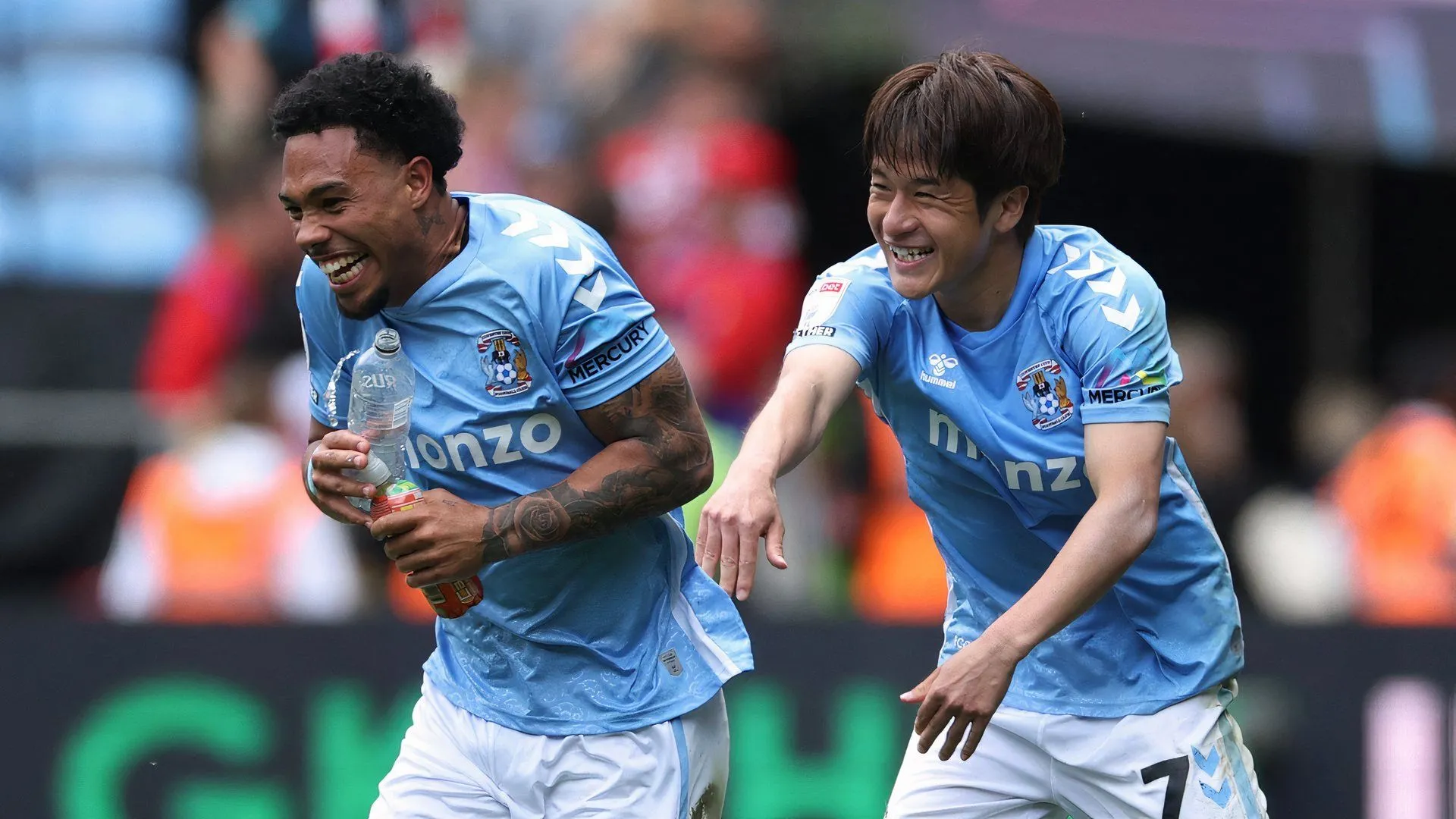 Hậu vệ Milan van Ewijk của Coventry City cùng đồng đội Tatsuhiro Sakamoto