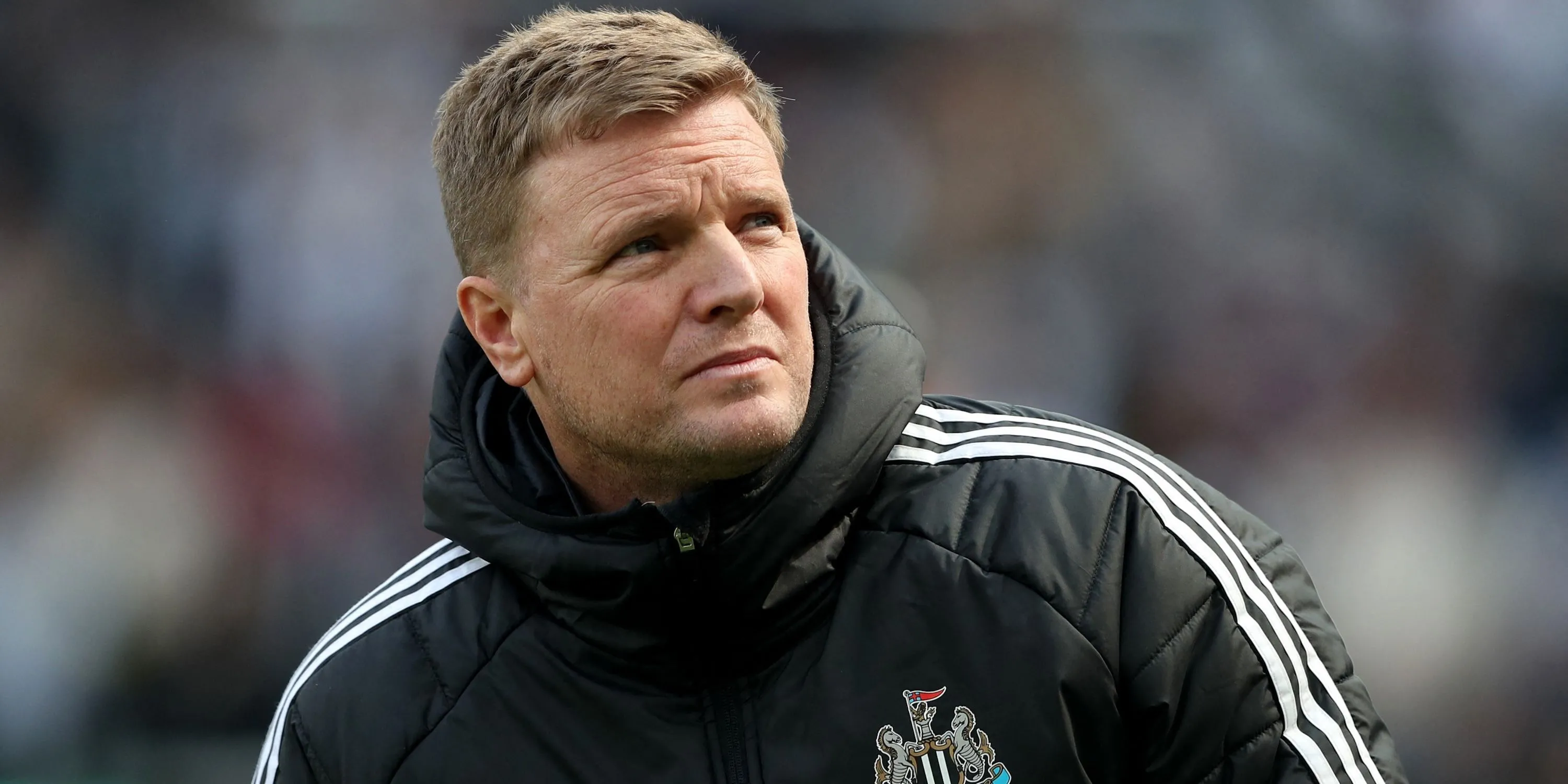 HLV Eddie Howe của Newcastle United trên sân, trầm tư trước áp lực chuyển nhượng tiền đạo