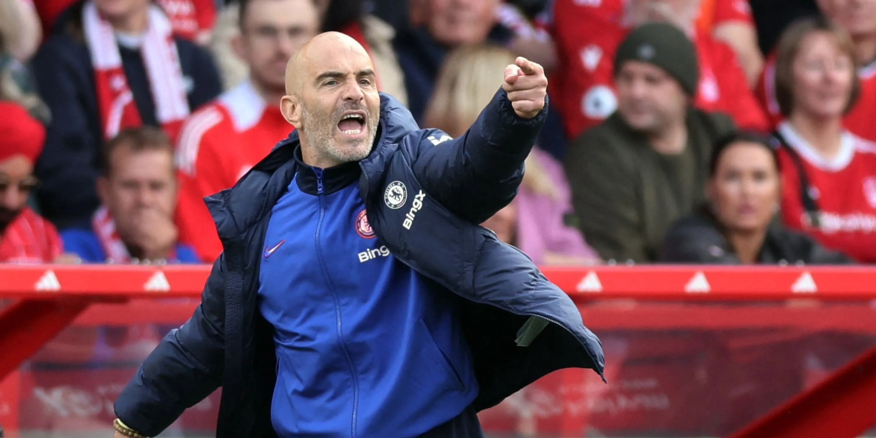HLV Enzo Maresca chỉ đạo các cầu thủ Chelsea tại Ngoại hạng Anh