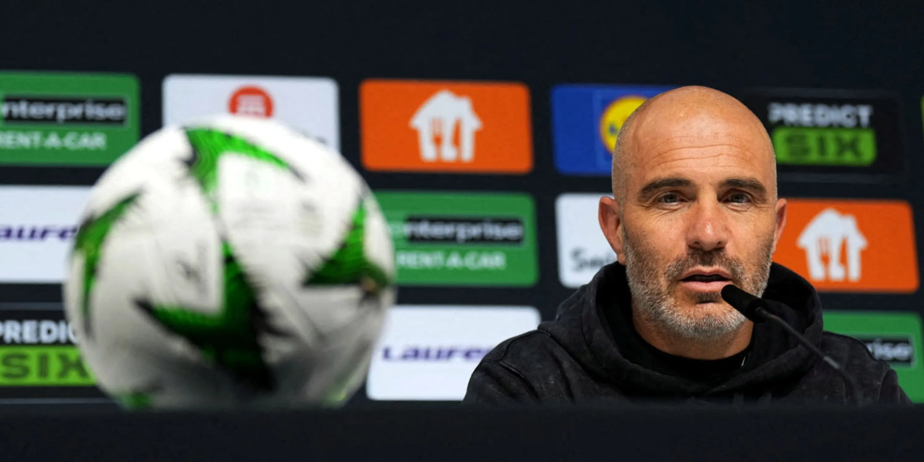 HLV Enzo Maresca chỉ đạo trên sân trong trận chung kết Conference League của Chelsea