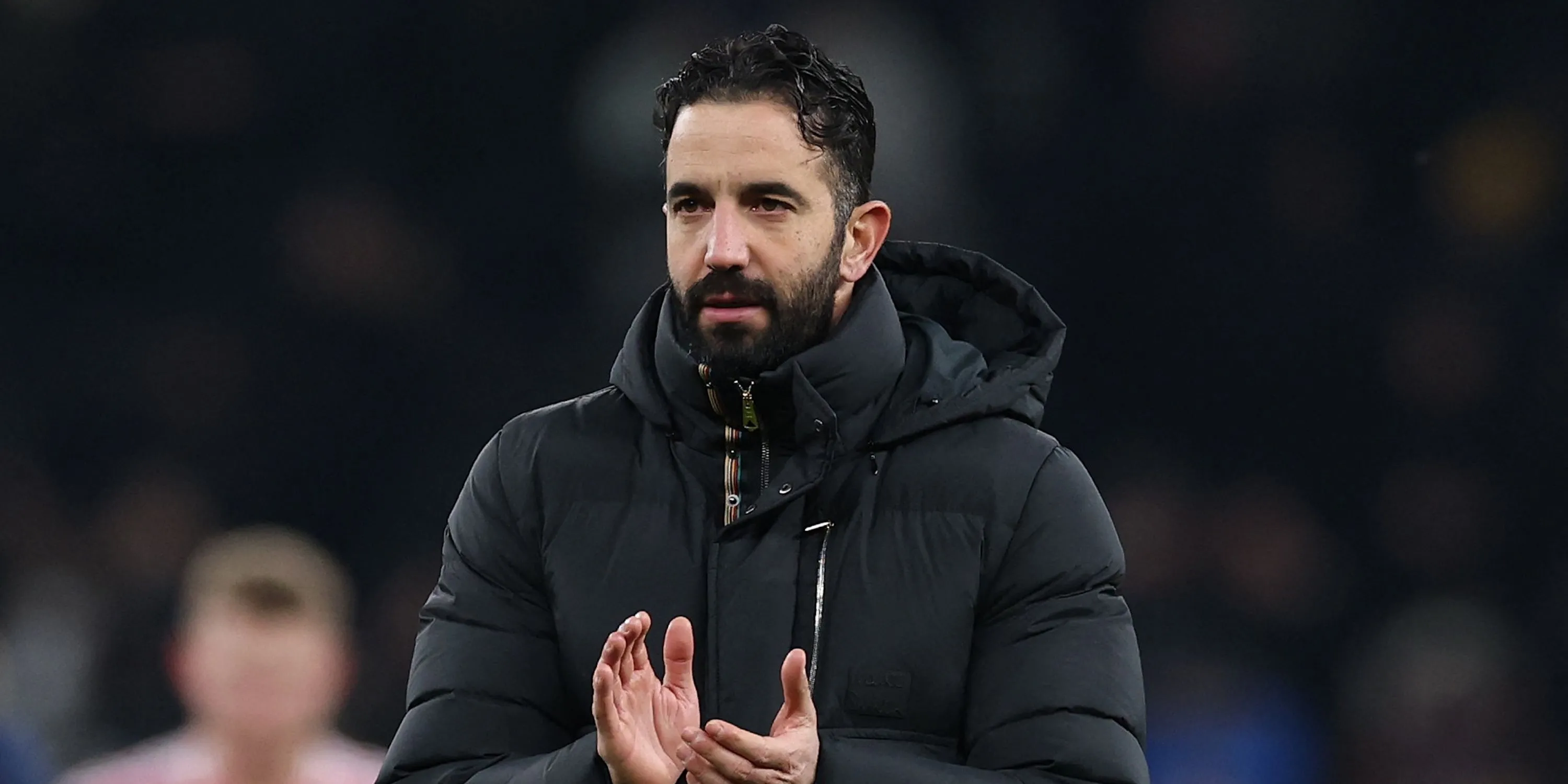 HLV Rúben Amorim với vẻ mặt trầm tư, người từng dẫn dắt Joao Palhinha tại Sporting CP và có thể là yếu tố ảnh hưởng đến chuyển nhượng Manchester United.