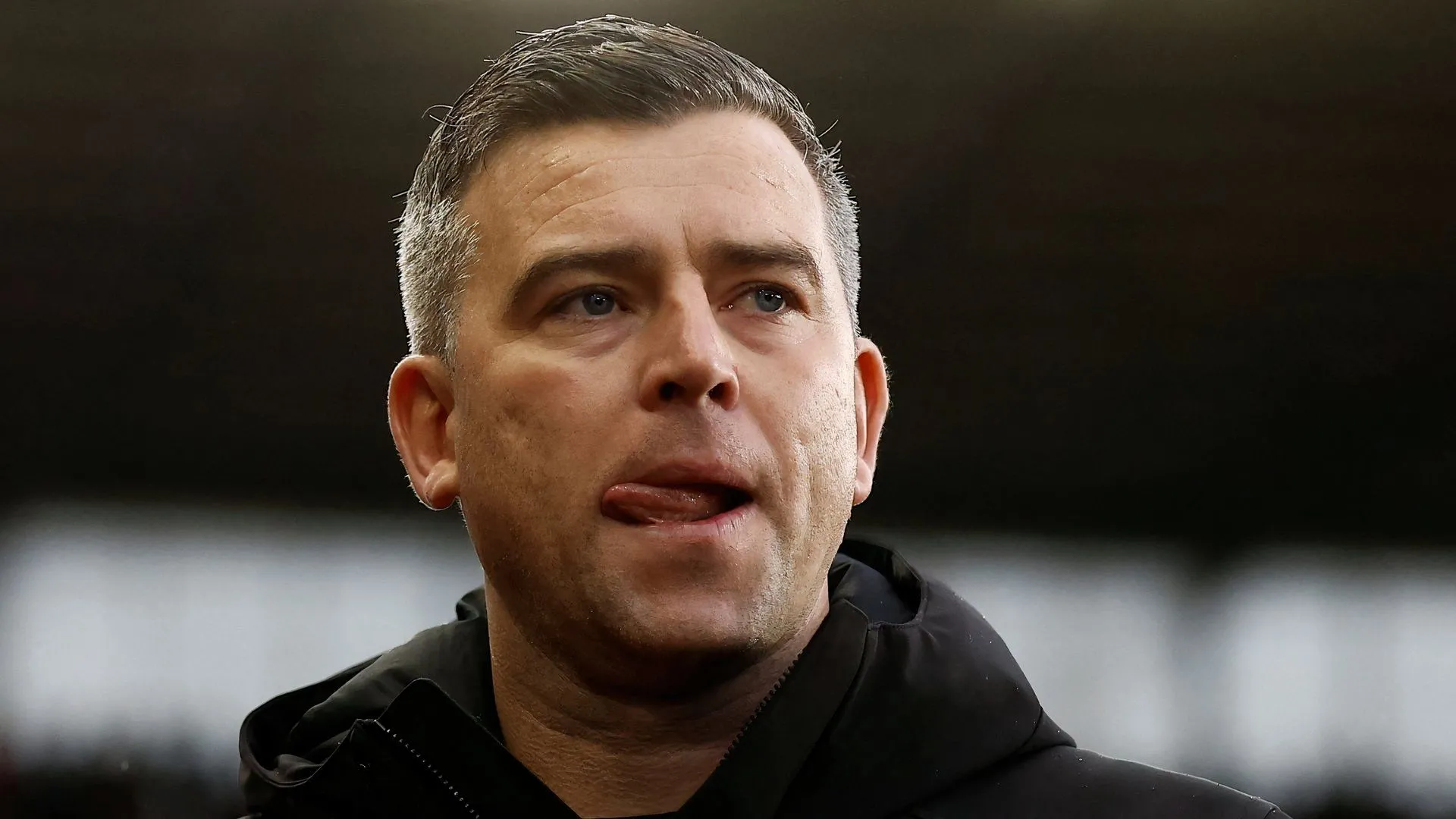 HLV Steven Schumacher trong buổi tập của Bolton Wanderers