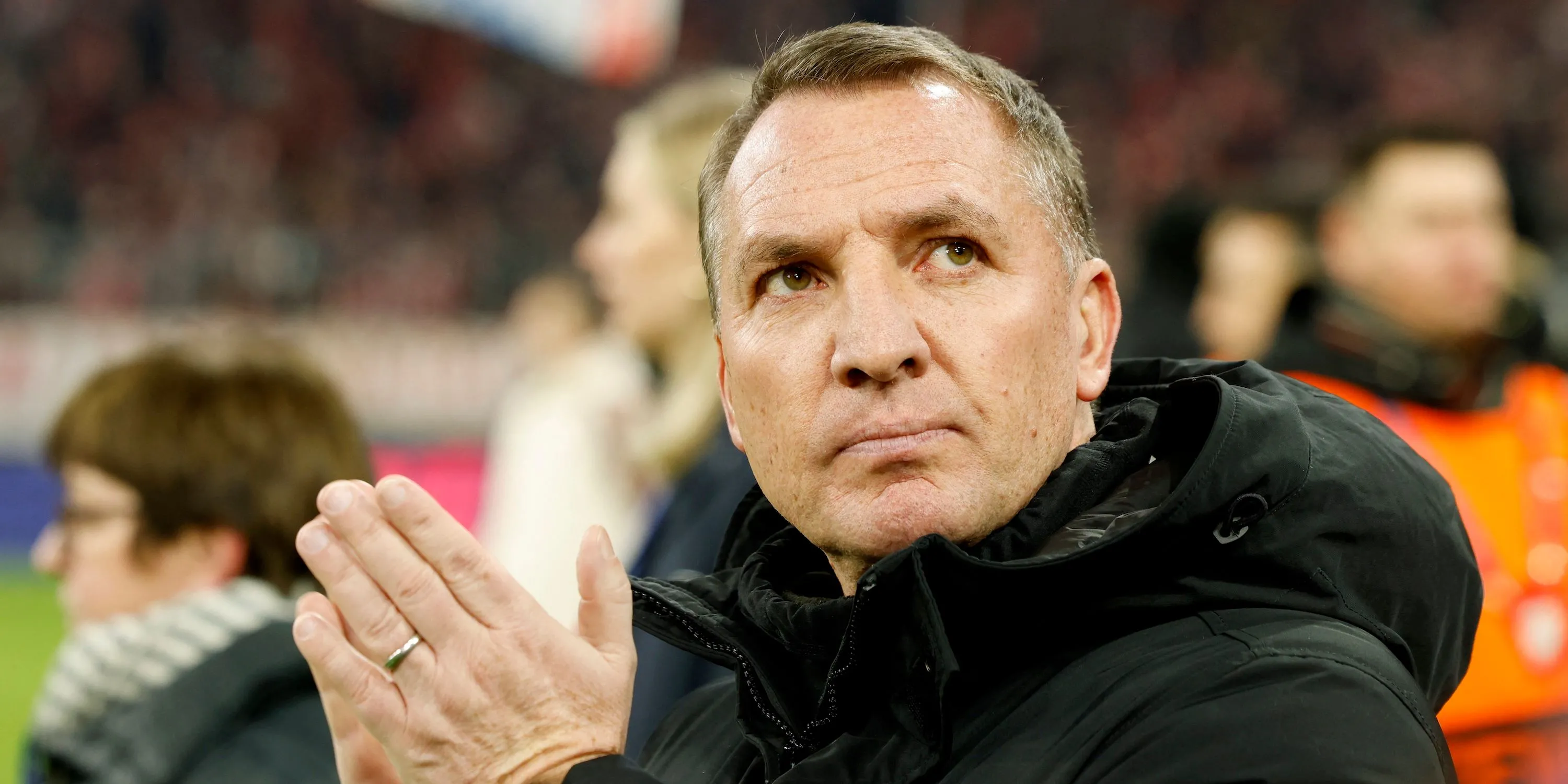 Huấn luyện viên Brendan Rodgers của Celtic trước trận đấu, hình ảnh thể hiện sự tập trung và kỳ vọng vào chiến lược chuyển nhượng tài năng trẻ.