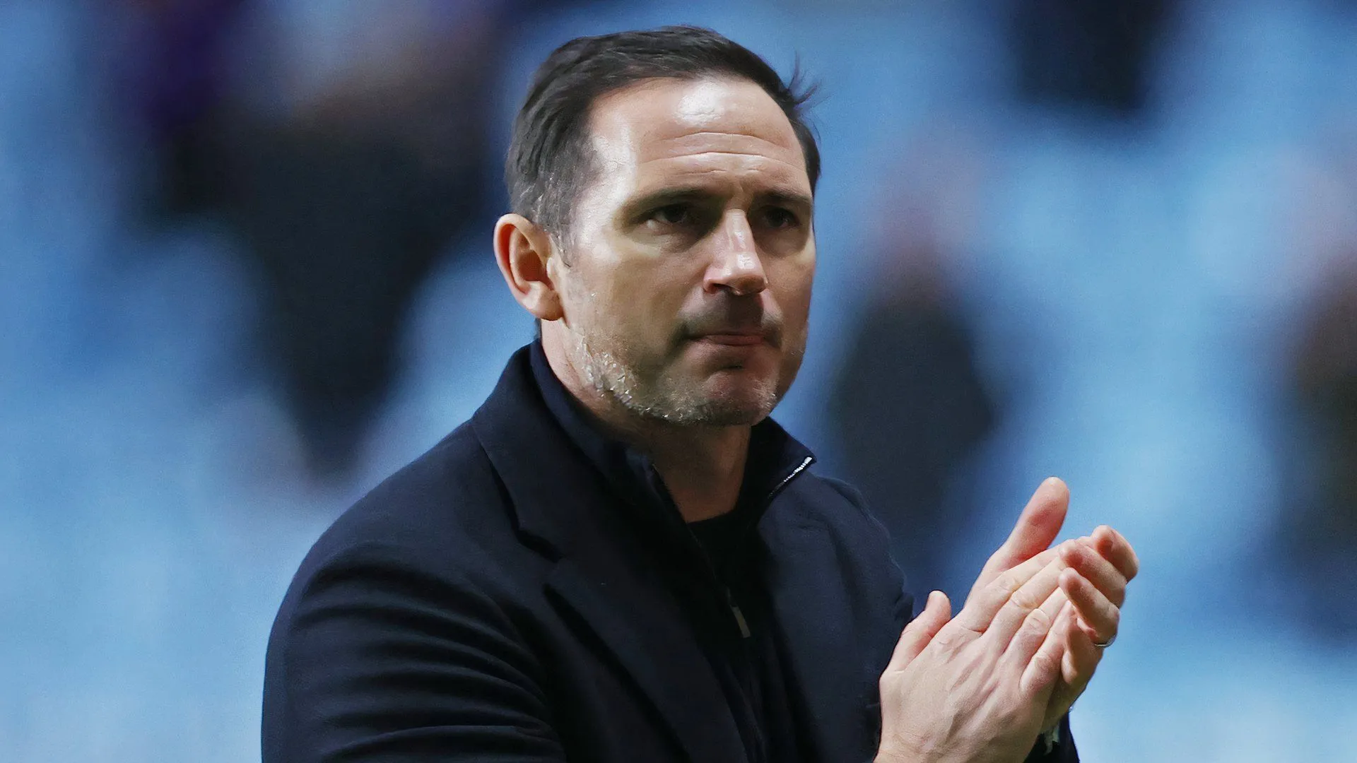 Huấn luyện viên Frank Lampard của Coventry City trầm tư trên băng ghế chỉ đạo, suy tính chiến thuật mới