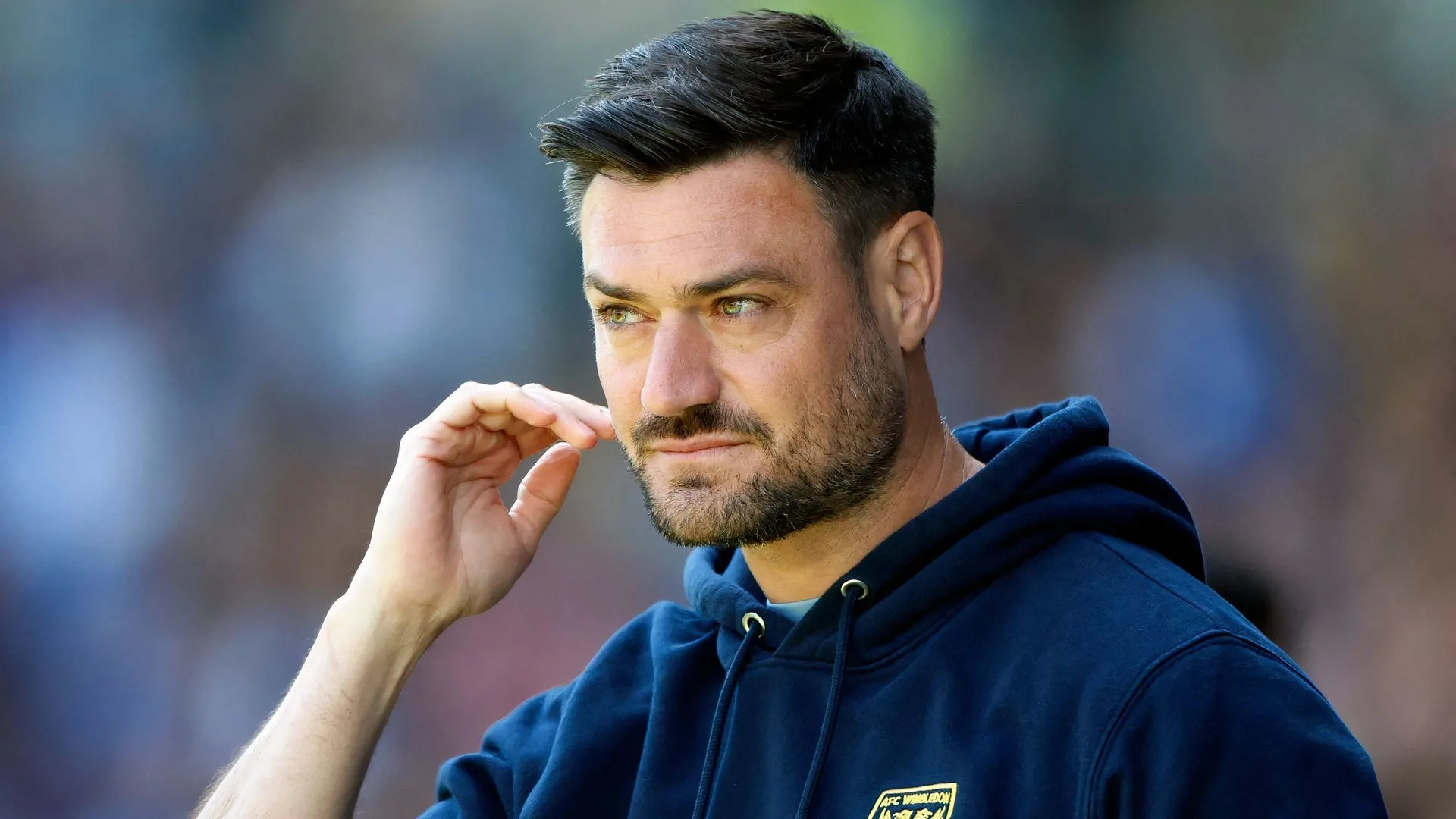 Huấn luyện viên Johnnie Jackson của AFC Wimbledon