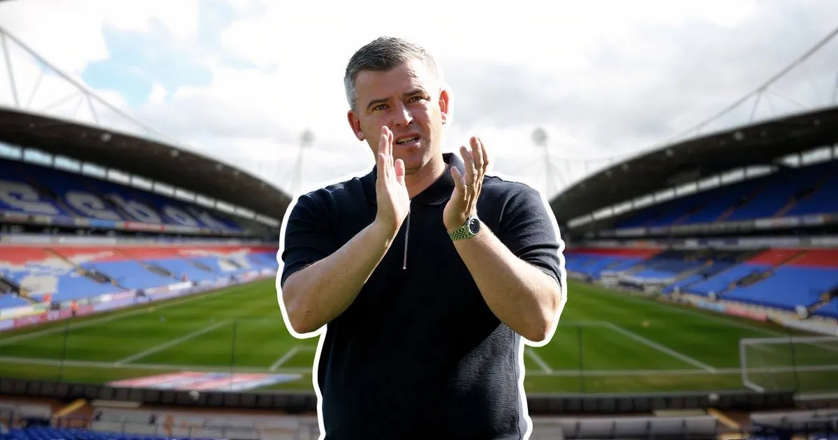 Huấn luyện viên Steven Schumacher trên sân vận động Toughsheet Community Stadium của Bolton