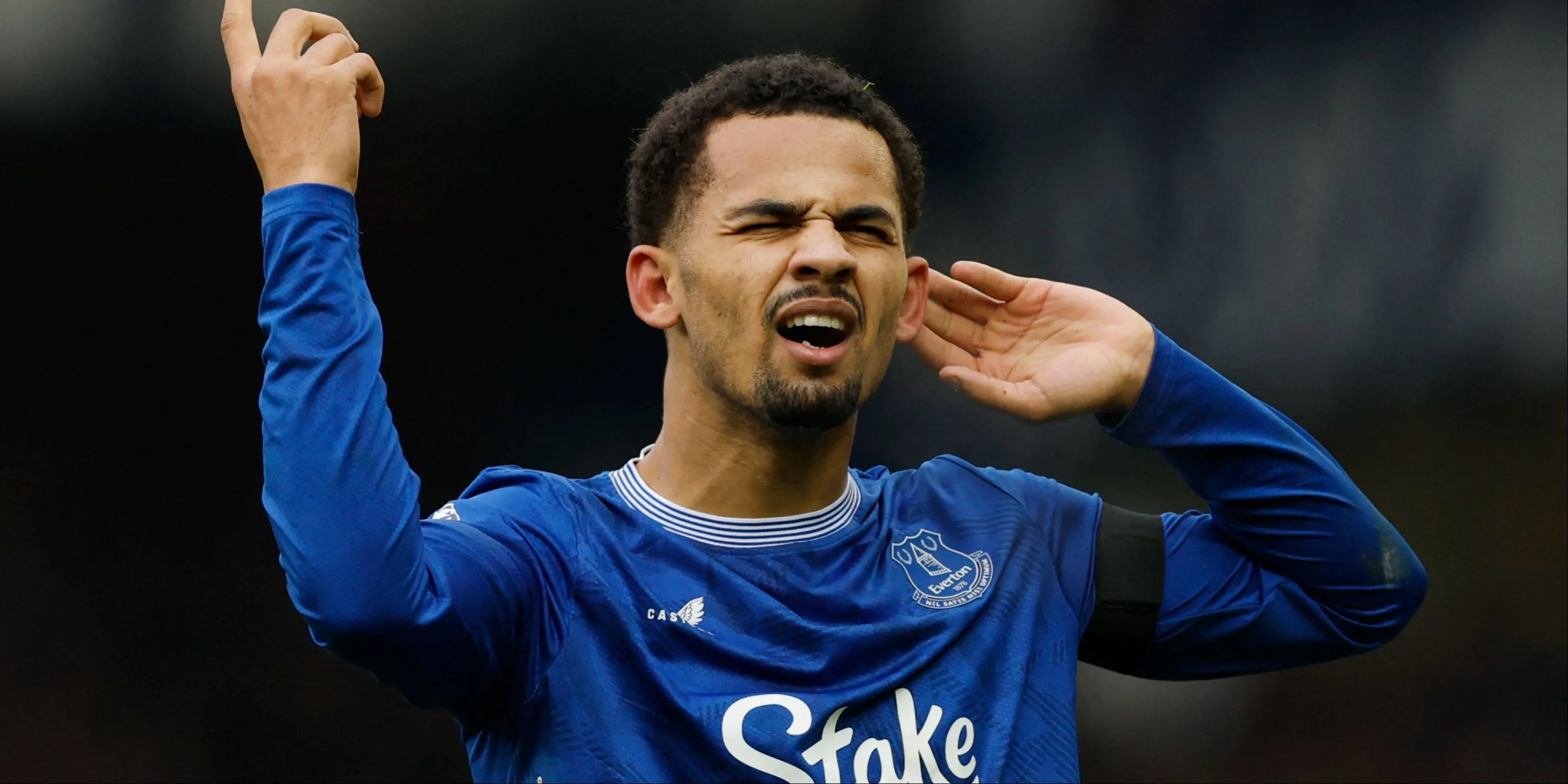 Iliman Ndiaye và các cầu thủ Everton thể hiện khát khao trên sân cỏ, biểu tượng của sự nỗ lực đội bóng tìm kiếm tân binh