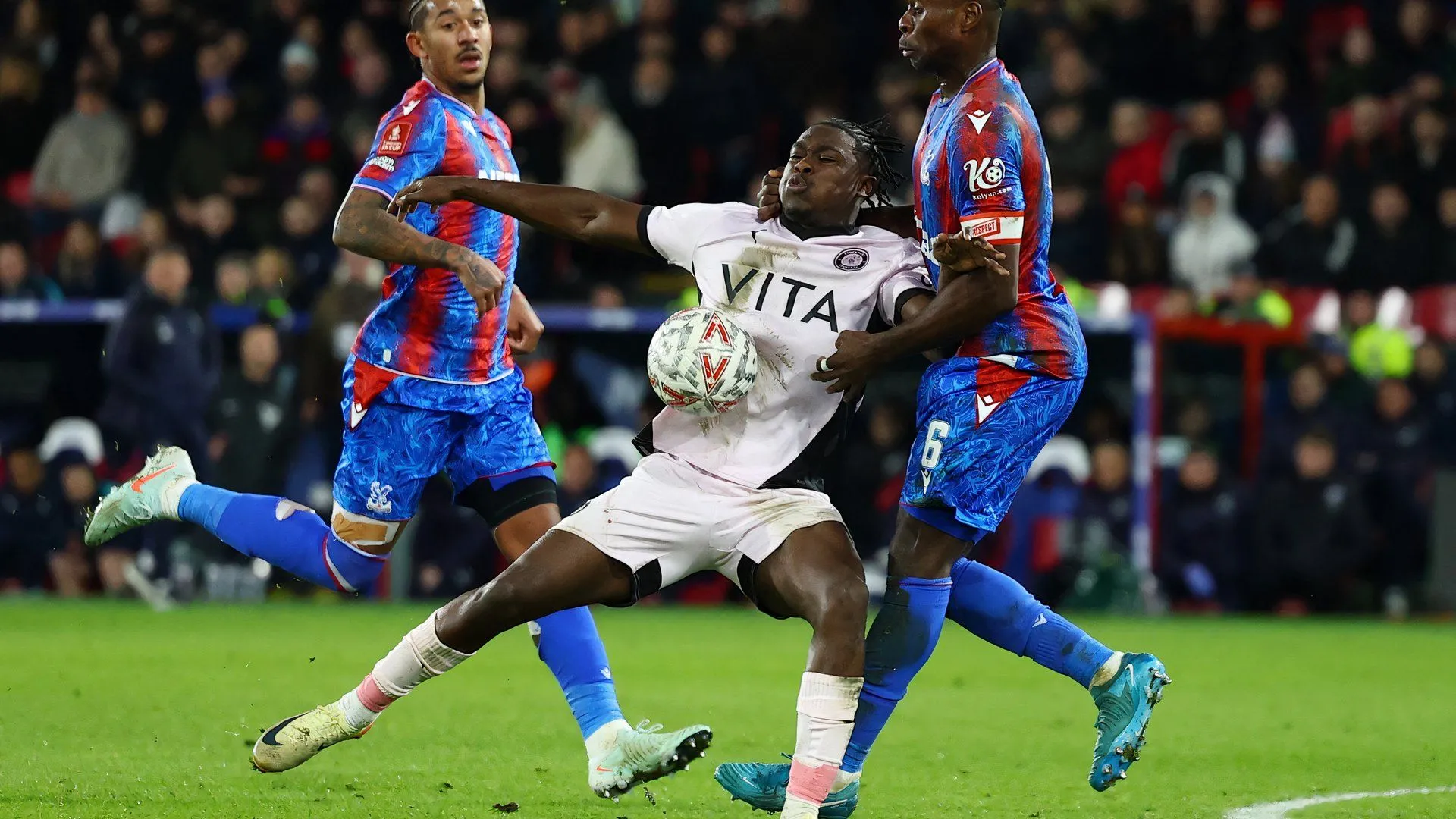 Isaac Olaofe dứt điểm trong một trận đấu cho Stockport County tại League One