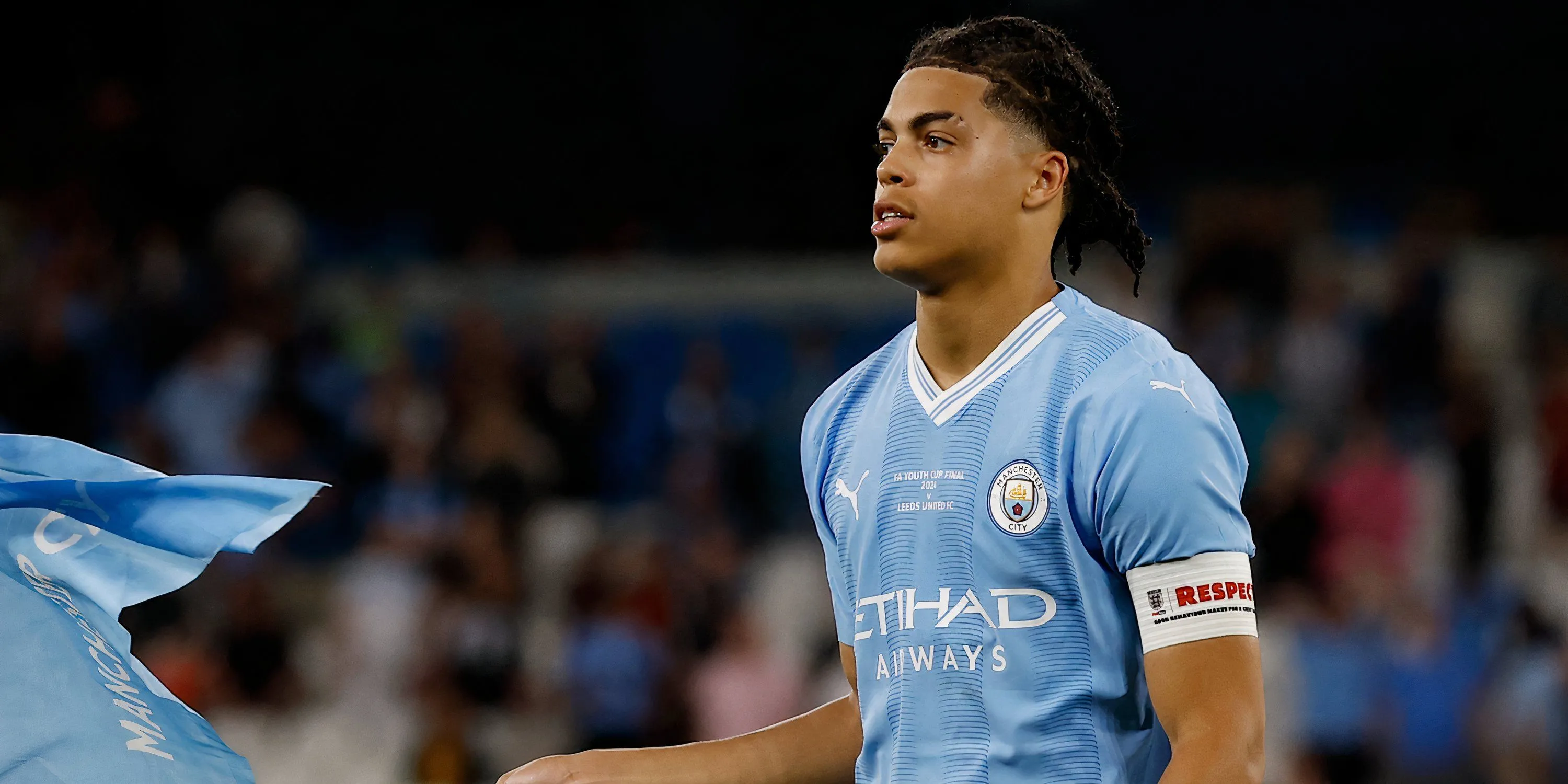 Jahmai Simpson-Pusey trong màu áo Manchester City, biểu thị sự chuyển mình từ học viện sang sân khấu lớn hơn, với tiềm năng trở thành bản hợp đồng cho mượn chất lượng cho Celtic.