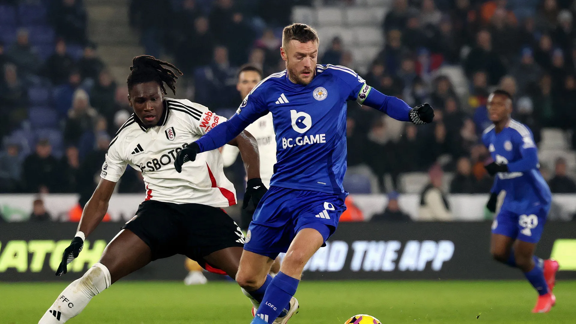 Jamie Vardy ăn mừng bàn thắng trong màu áo Leicester City, thể hiện tinh thần không ngừng nghỉ của huyền thoại đội bóng