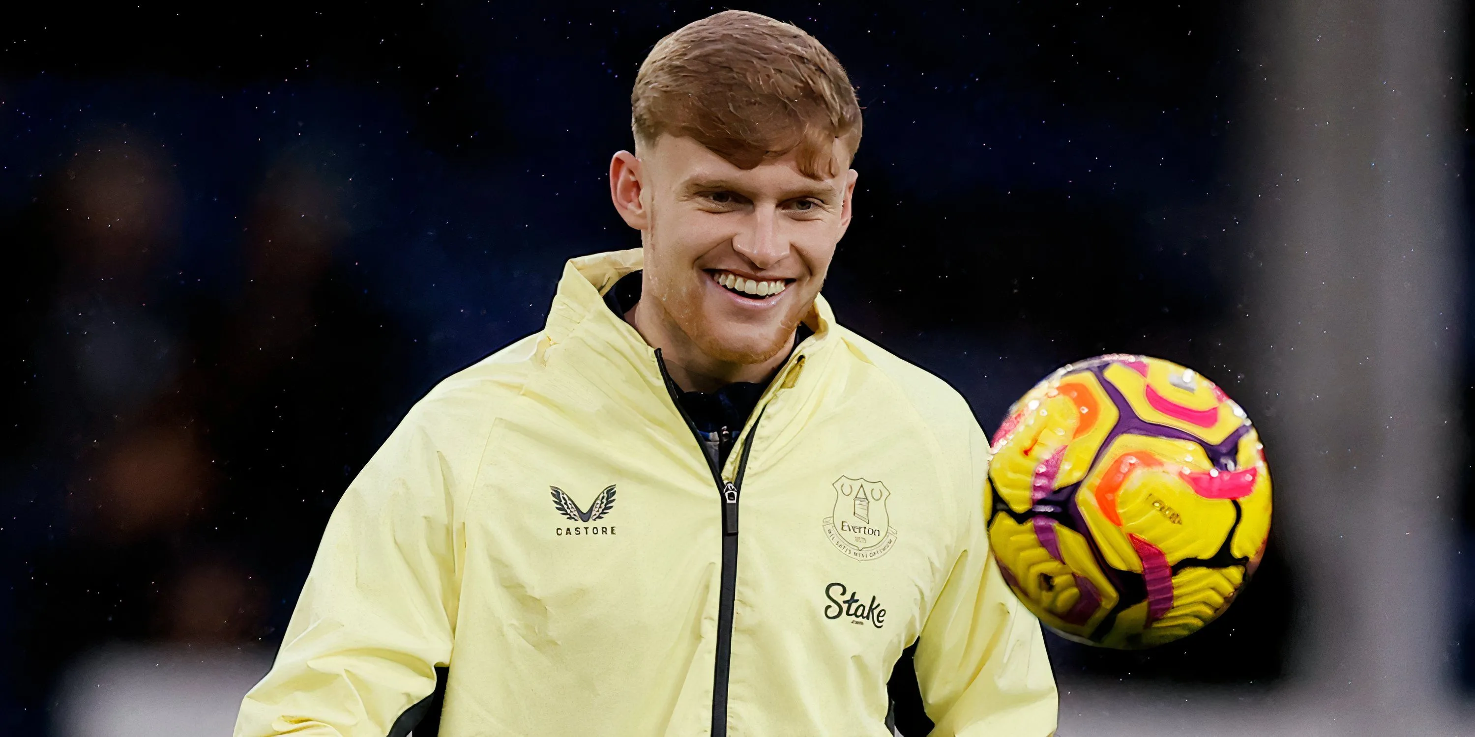 Jarrad Branthwaite, trung vệ tài năng của Everton, khởi động trước trận đấu.