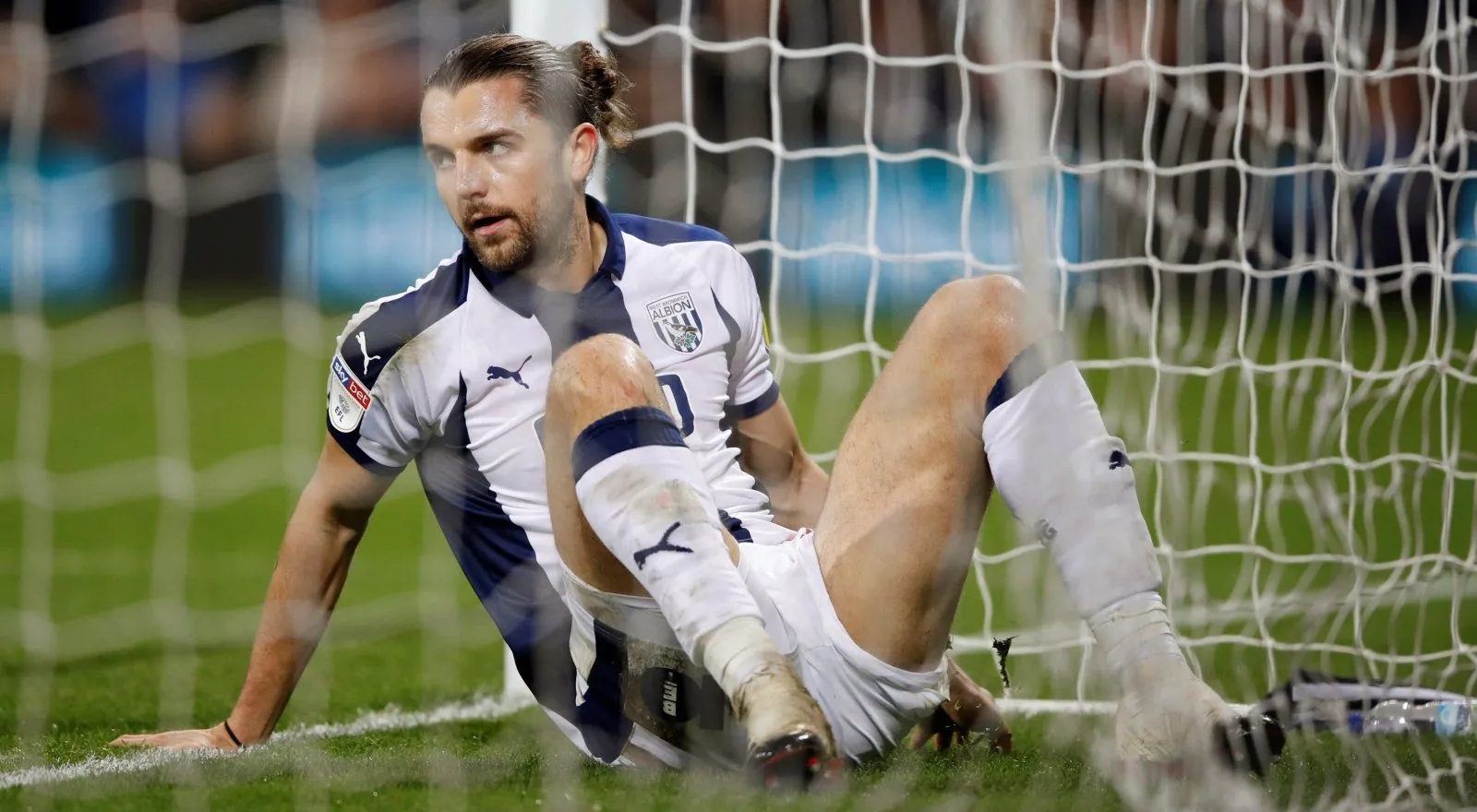 Jay Rodriguez với áo đấu West Brom trong trận đấu dưới mưa