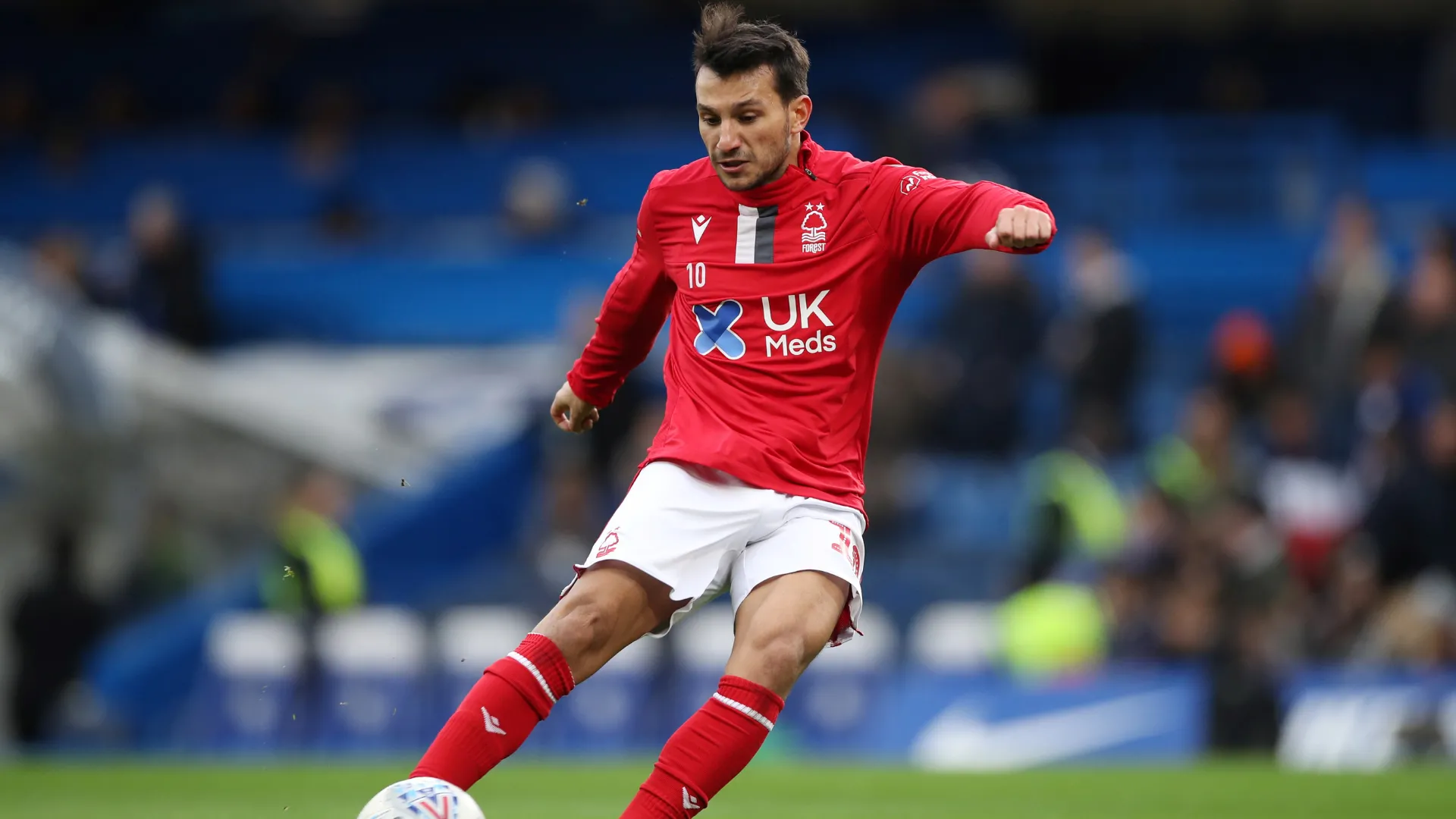 Joao Carvalho của Nottingham Forest rê bóng, thể hiện sự khéo léo và tầm nhìn trên sân