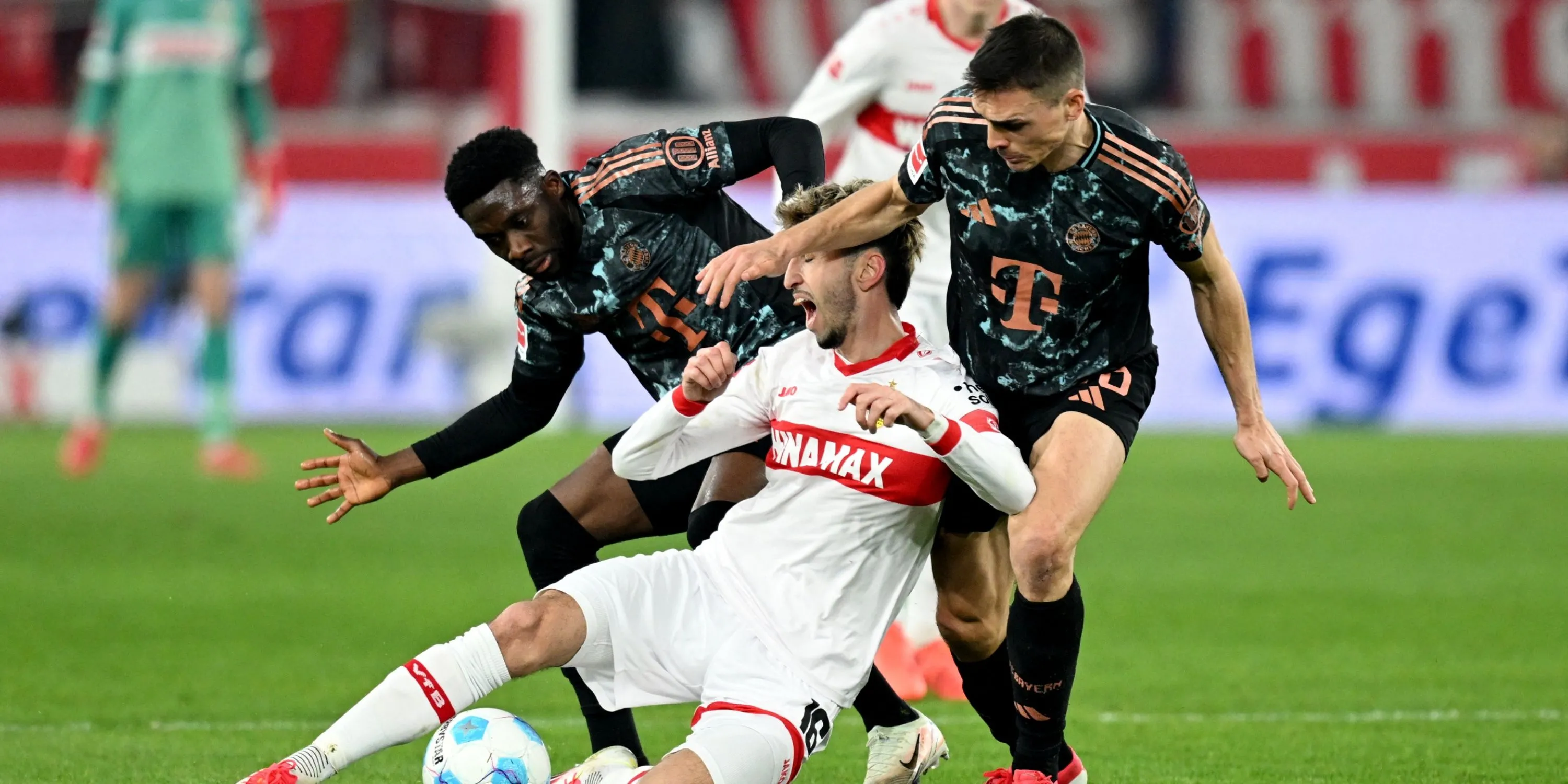 João Palhinha của Bayern Munich tranh chấp bóng quyết liệt, minh họa cho khả năng phòng ngự và giành lại quyền kiểm soát ở tuyến giữa.