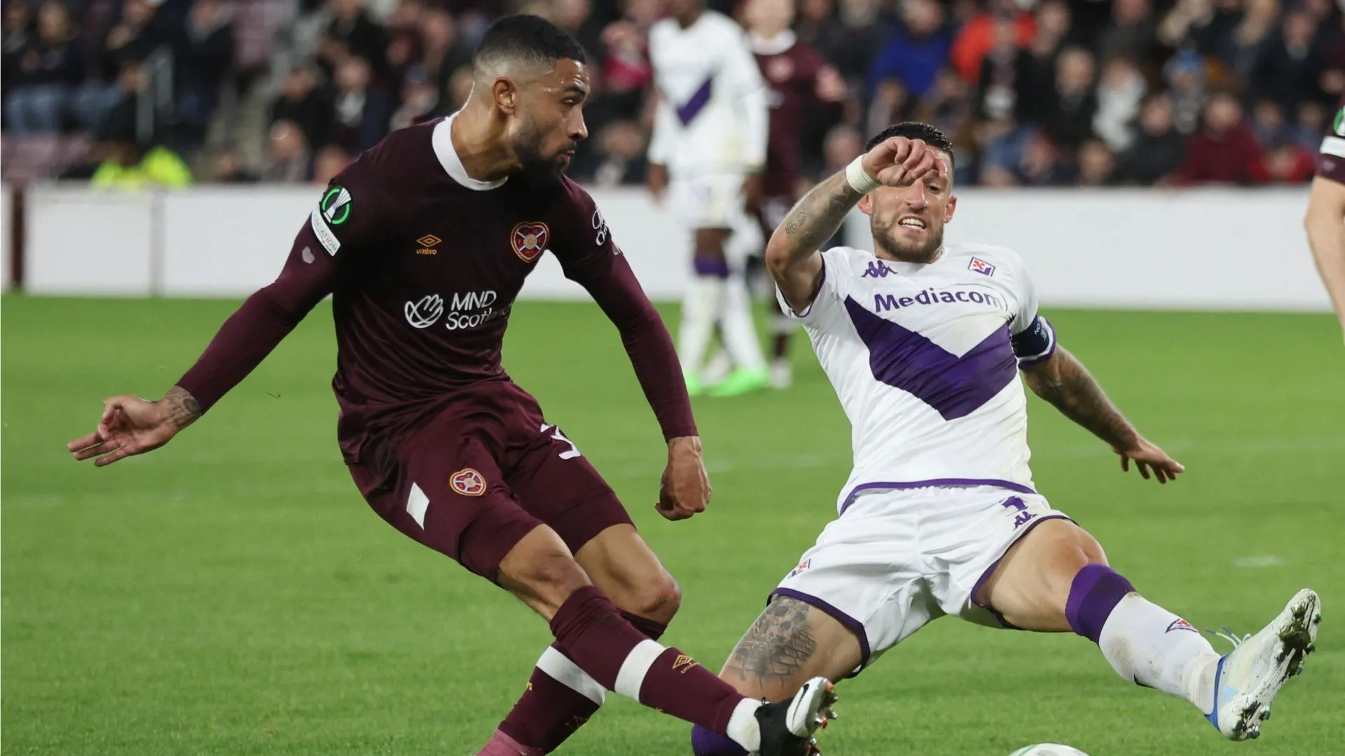Josh Ginnelly trong màu áo Hearts, nơi anh tìm lại phong độ đỉnh cao