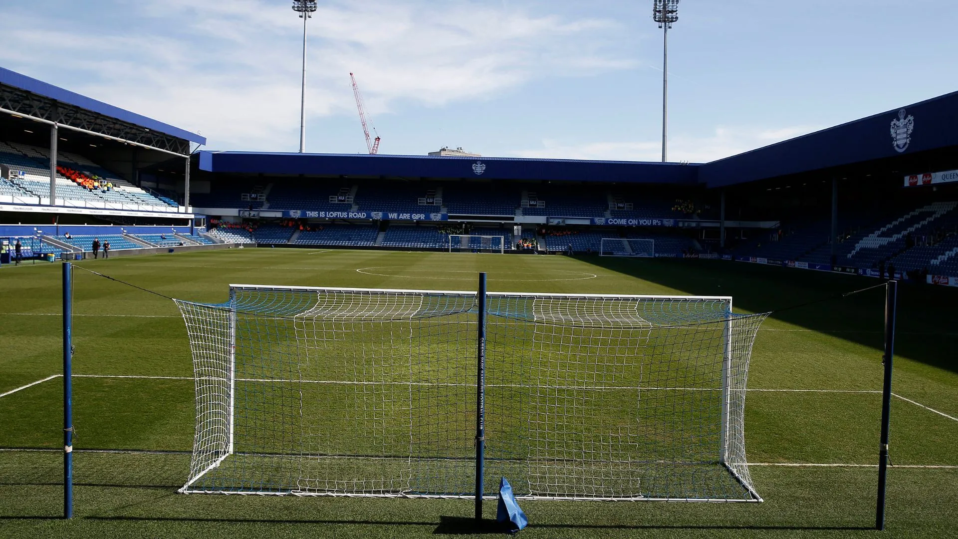 Khung cảnh sân Loftus Road rực sáng, nơi những giấc mơ bóng đá Anh được ươm mầm và thử thách.
