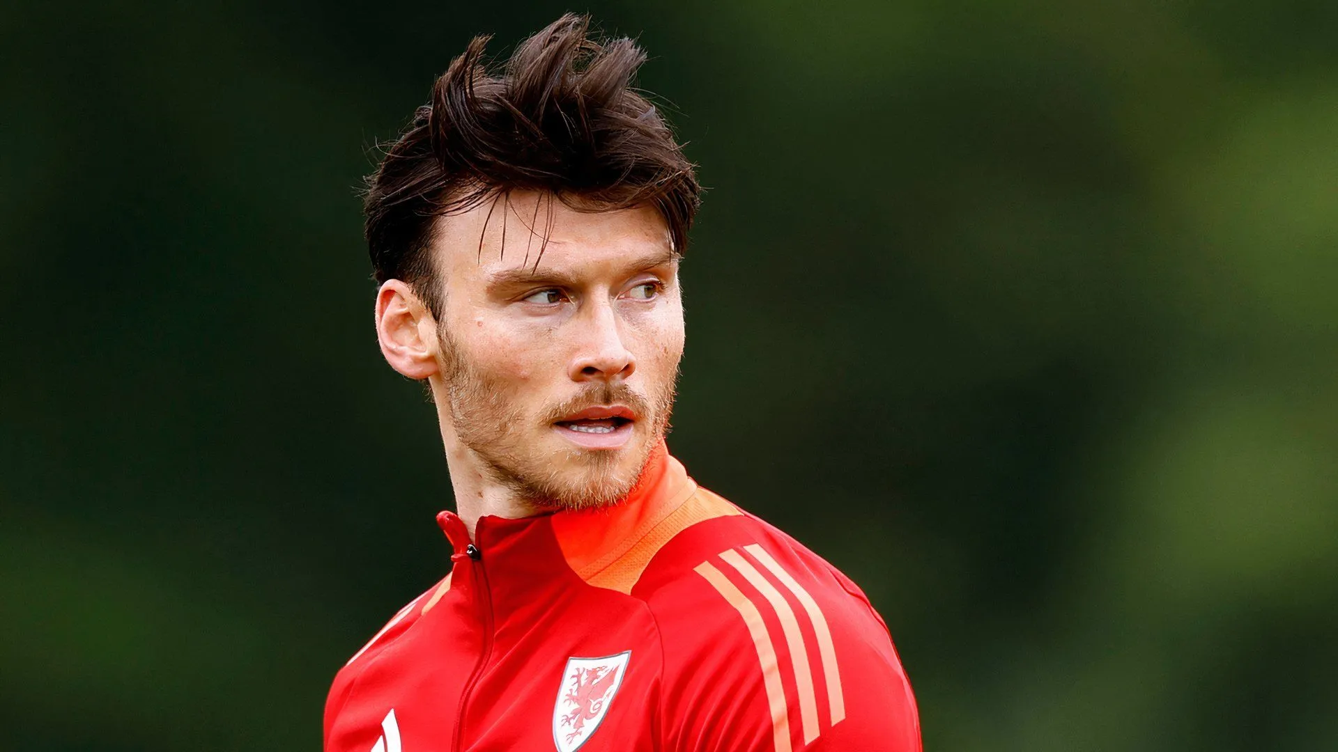 Kieffer Moore trong màu áo ĐT Wales, biểu tượng cho kinh nghiệm và khát khao ghi bàn.