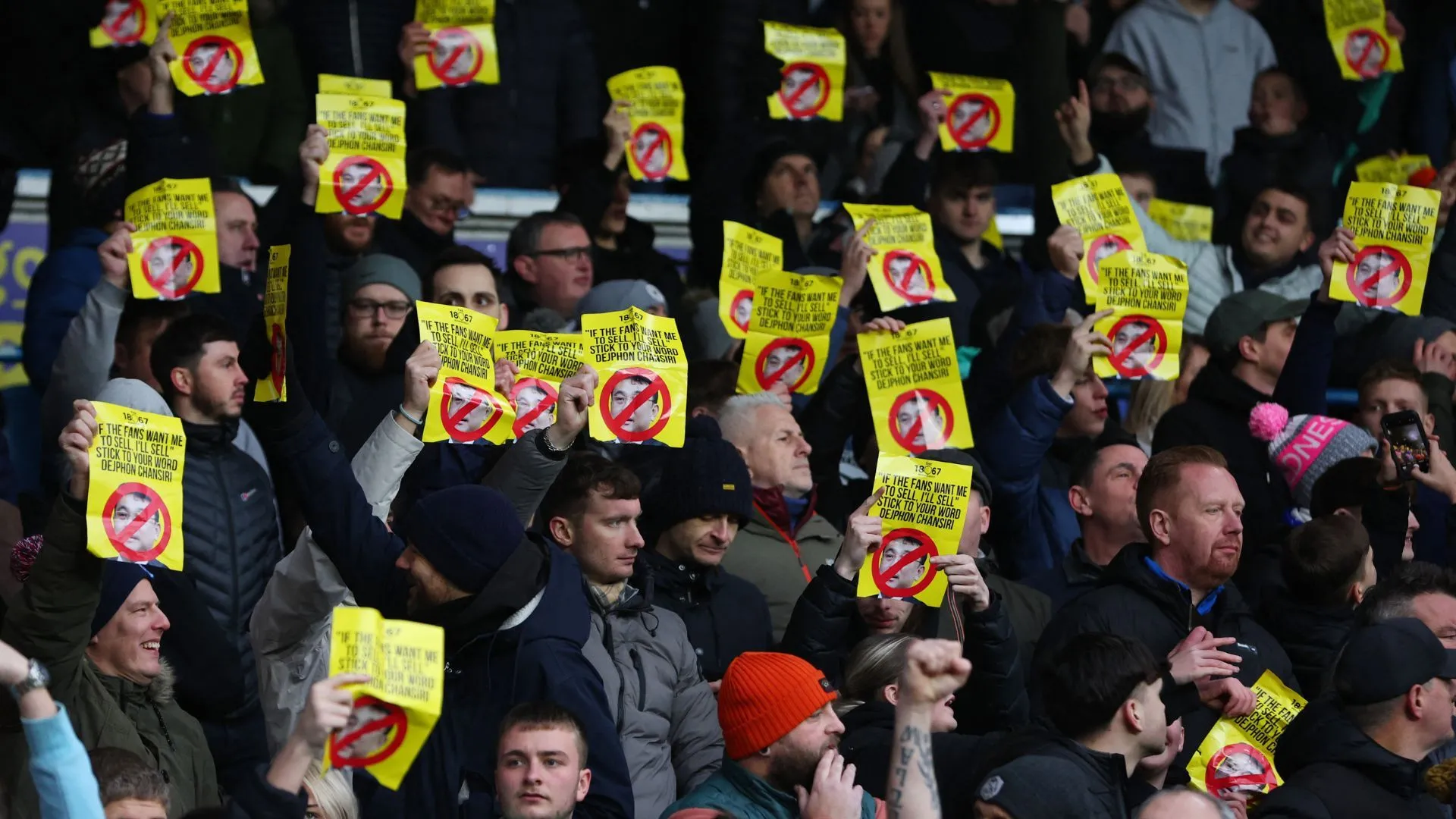 Người hâm mộ Sheffield Wednesday biểu tình phản đối quyền sở hữu của Dejphon Chansiri