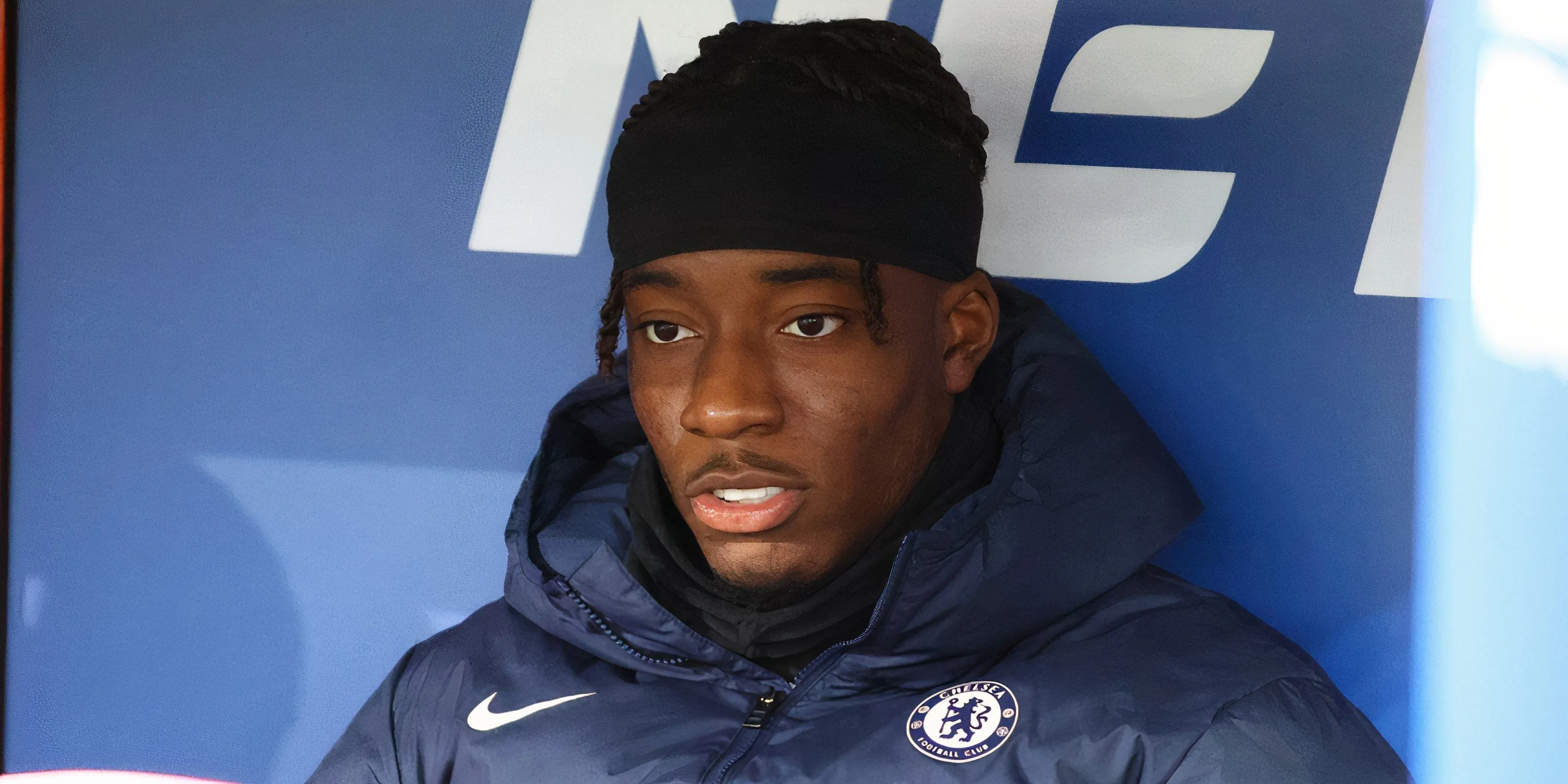 Noni Madueke của Chelsea ngồi trên băng ghế dự bị