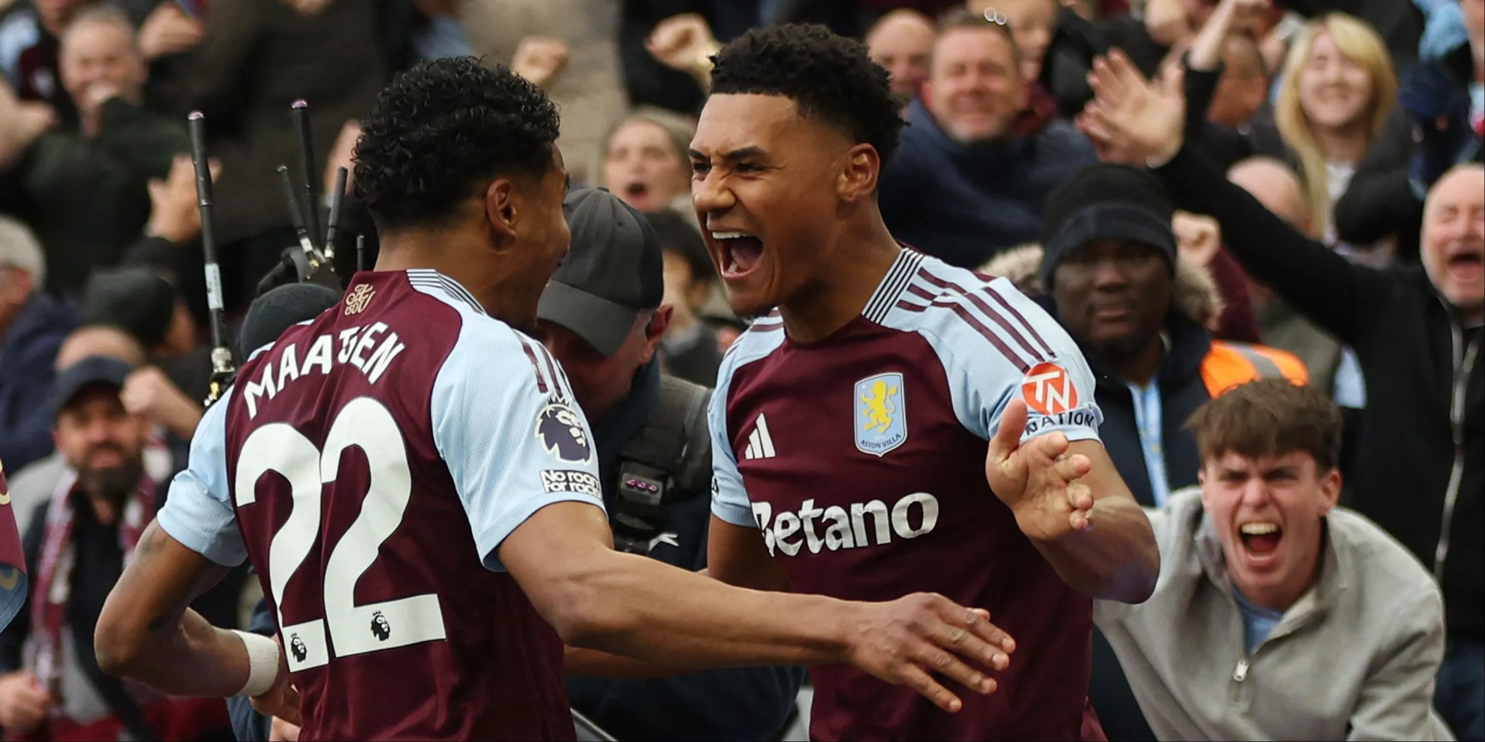 Ollie Watkins (trái) trong một trận đấu tại Premier League