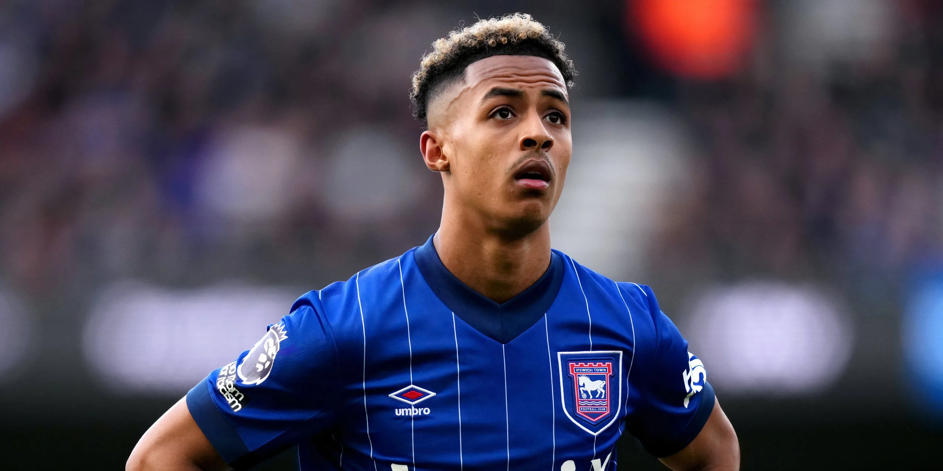 Omari Hutchinson trong màu áo Ipswich Town thi đấu tại Championship