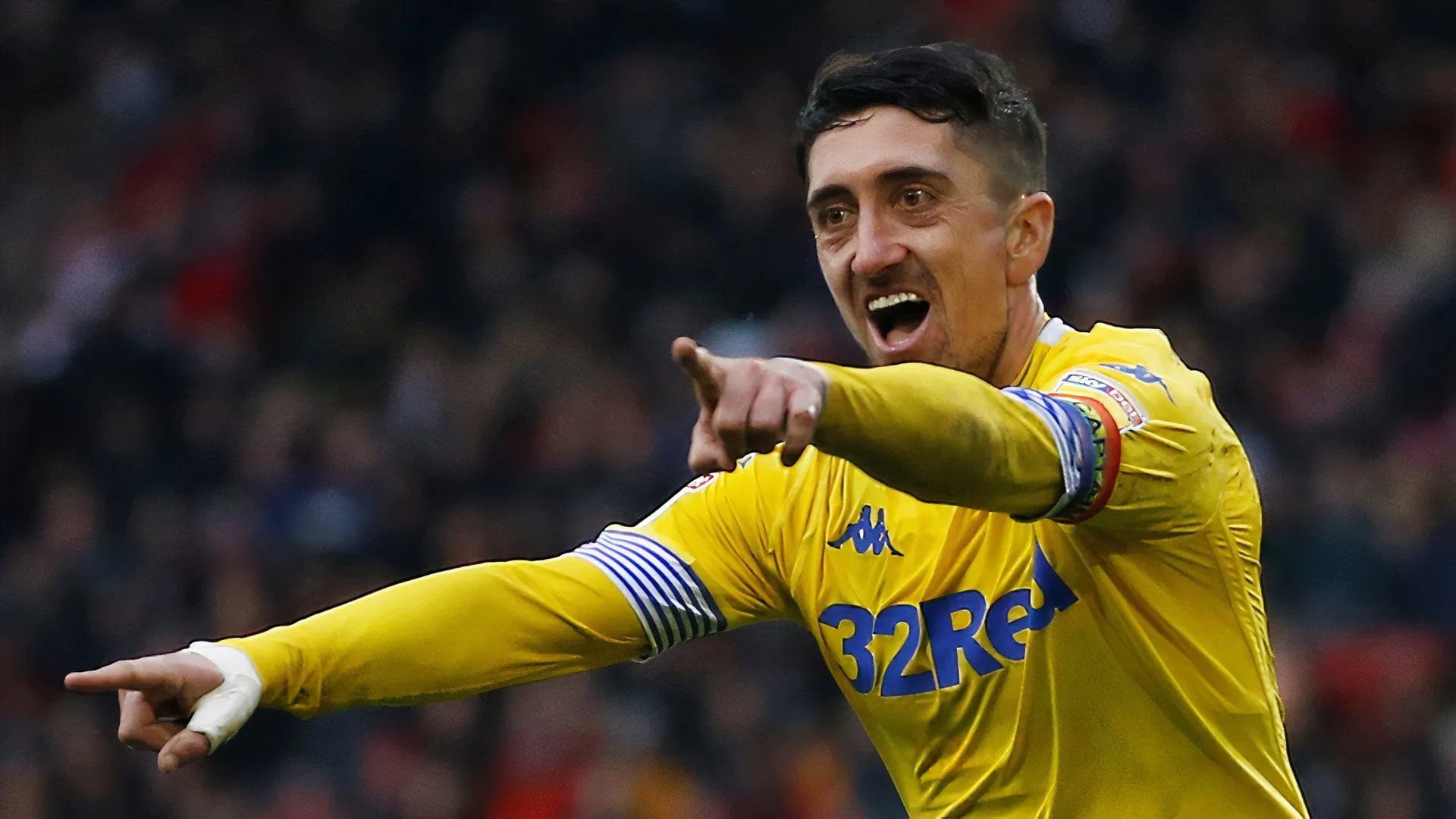 Pablo Hernandez của Leeds United với quả bóng, thể hiện kỹ năng kiểm soát và khả năng rê dắt vượt trội