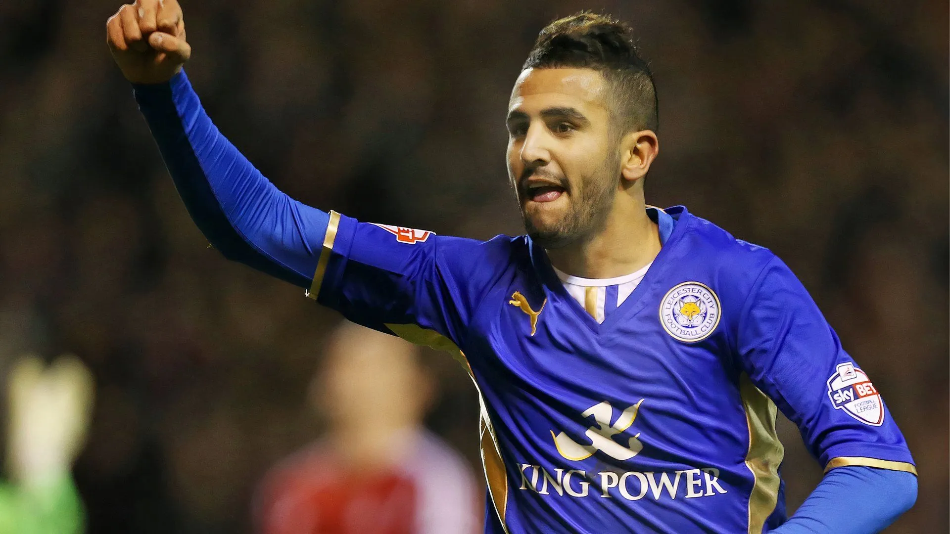 Riyad Mahrez của Leicester City trong một pha đi bóng, biểu cảm tự tin và tập trung