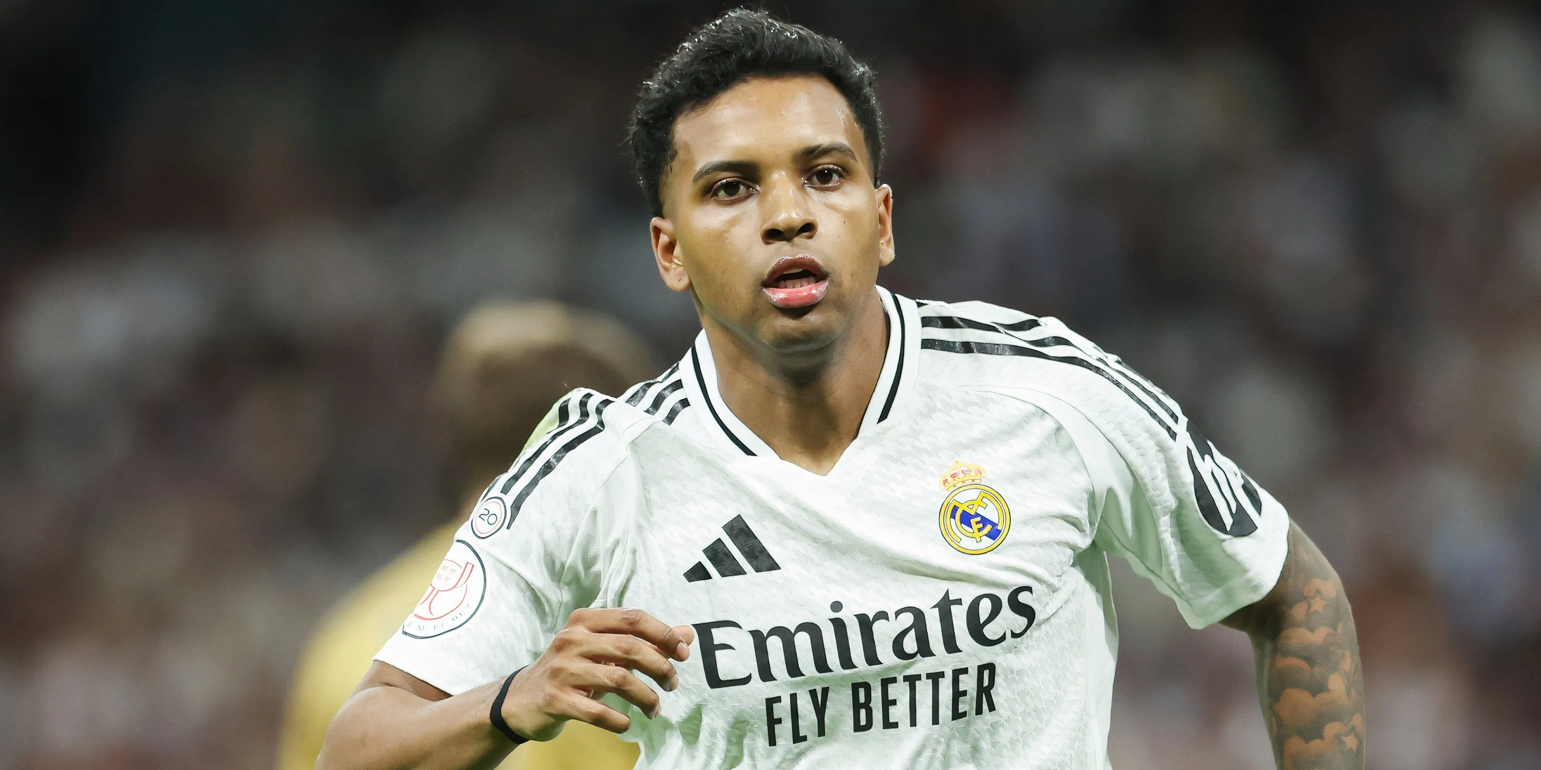 Rodrygo Goes trong màu áo Real Madrid trên sân, hình ảnh thể hiện nỗ lực và sự tập trung của tiền đạo người Brazil